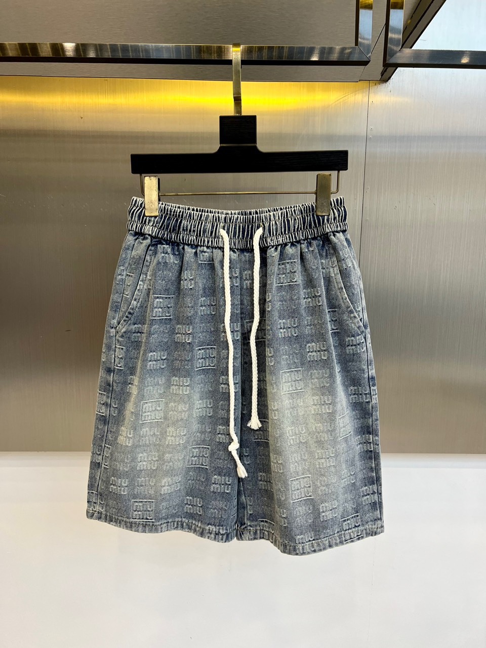 NO:505203,Miumiu, the new spring and summer logo of 2025 logo, is another masterpiece that makes people shine!  Panoramic presbyopia logo pattern wash and mark decoration!  You can immediately feel its uniqueness when worn on the body, with a strong brand style and a relaxed look that will make you the highlight of the public!  Just because I was planted at a glance, I had to use materials, handicrafts, design and other production processes to the extreme, and imported pure cotton fabrics!  Full cotton!  The texture of this model is quite touching, the specifications and grades are known with tentacles. The degree of delicateness and breathability are top-notch!  48-56 (please report height and weight by placing an order),,miumiu, shorts,alexander wang19860909miumiu、2025春夏新品logo休闲牛仔短裤,又是一件让人眼前一亮的佳作！全景老花logo图案洗水印花修饰！穿上身马上就能感受到它的与众不同,品牌风格浓烈,轻松的能让你变成大众亮点！只因为一眼就被种草,喜欢就要任性用料、手工、 设计等各方面的制作工序都是做到了极致,百分百进口纯棉的面料！棉质饱满！此款的质感相当感人 触手便知规格档次 细腻程度与透气效果堪称顶级！48-56（下单请报身高体重）,,miumiu,shorts,alexander wang,Men's clothing