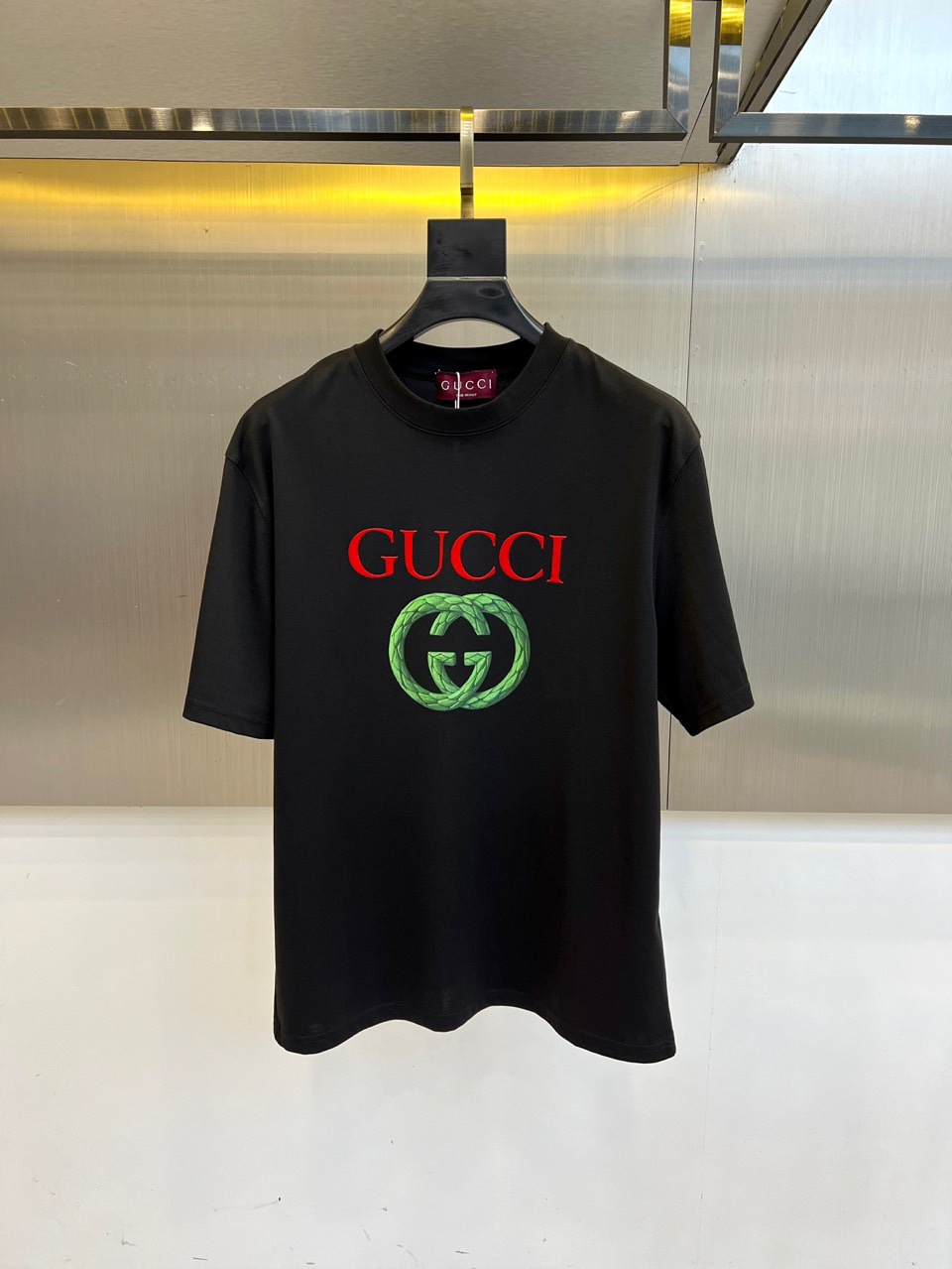 NO:505204,Gucci, 2025 spring and summer men's new round neck short-sleeved T-shirt. Imported fixed fabric is pure cotton, the fabric feels silky and soft, breathable and skin-friendly, and it is extremely comfortable to wear, and the overall texture is quite high!  The iconic logo on the body and chest is carefully crafted, simple and fashionable and classic, and it is very recognizable and classy!  The regular casual style cutting design makes it easy to make you look slim and taller!  48-56 (model 173, 143 catties upper body 50 sizes), gucci, T-shirt, tees, t-shirt, alexander wang19860909Gucci、2025春夏男士新款圆领短袖T恤.进口定织面料纯棉、面料手感丝滑柔软,透气亲肤性极佳,着身无比的舒适,整体质感相当之高！衣身胸前标志性Logo,精心打造,简约时尚经典让人眼前一亮,极具辨识度与档次感！常规的休闲版型裁剪设计,轻松凹出显瘦显高身型！48-56（模特173,143斤上身50码）,,gucci,T-shirt,tees，t-shirt,alexander wang,Men's clothing