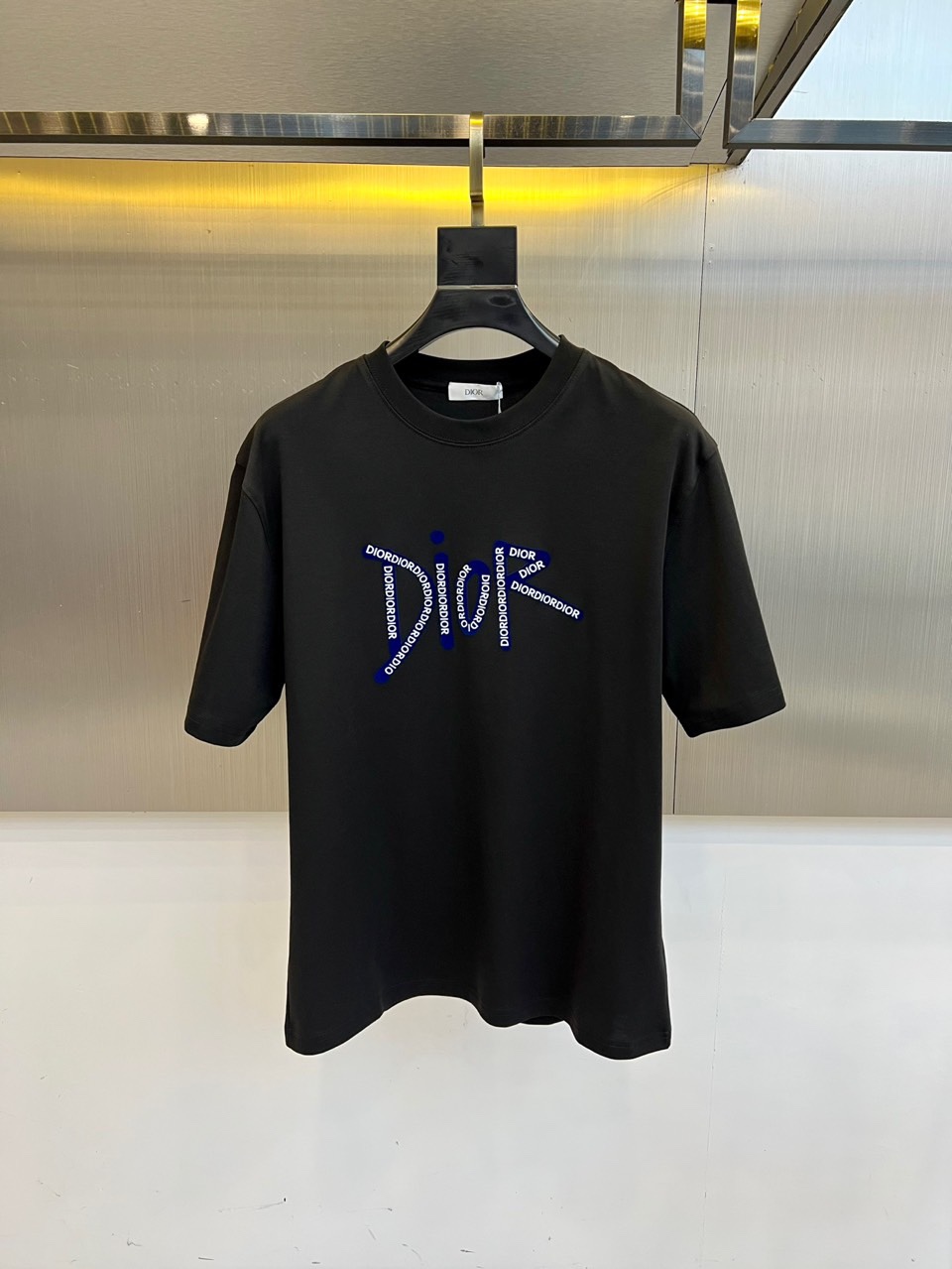 NO:505209,Dior, 2025 spring and summer men's new round neck short-sleeved T-shirt. Imported fixed fabric is pure cotton, the fabric feels silky and soft, breathable and skin-friendly, and it is extremely comfortable to wear, and the overall texture is quite high!  The iconic logo on the body and chest is carefully crafted, simple and fashionable and classic, and it is very recognizable and classy!  The regular casual style cutting design makes it easy to make you look slim and taller!  48-56 (model 173, 143 catties upper body 50 sizes), Dior, T-shirt, tees, t-shirt, alexander wang19860909Dior、2025春夏男士新款圆领短袖T恤.进口定织面料纯棉、面料手感丝滑柔软,透气亲肤性极佳,着身无比的舒适,整体质感相当之高！衣身胸前标志性Logo,精心打造,简约时尚经典让人眼前一亮,极具辨识度与档次感！常规的休闲版型裁剪设计,轻松凹出显瘦显高身型！48-56（模特173,143斤上身50码）,,dior,T-shirt,tees，t-shirt,alexander wang,Men's clothing