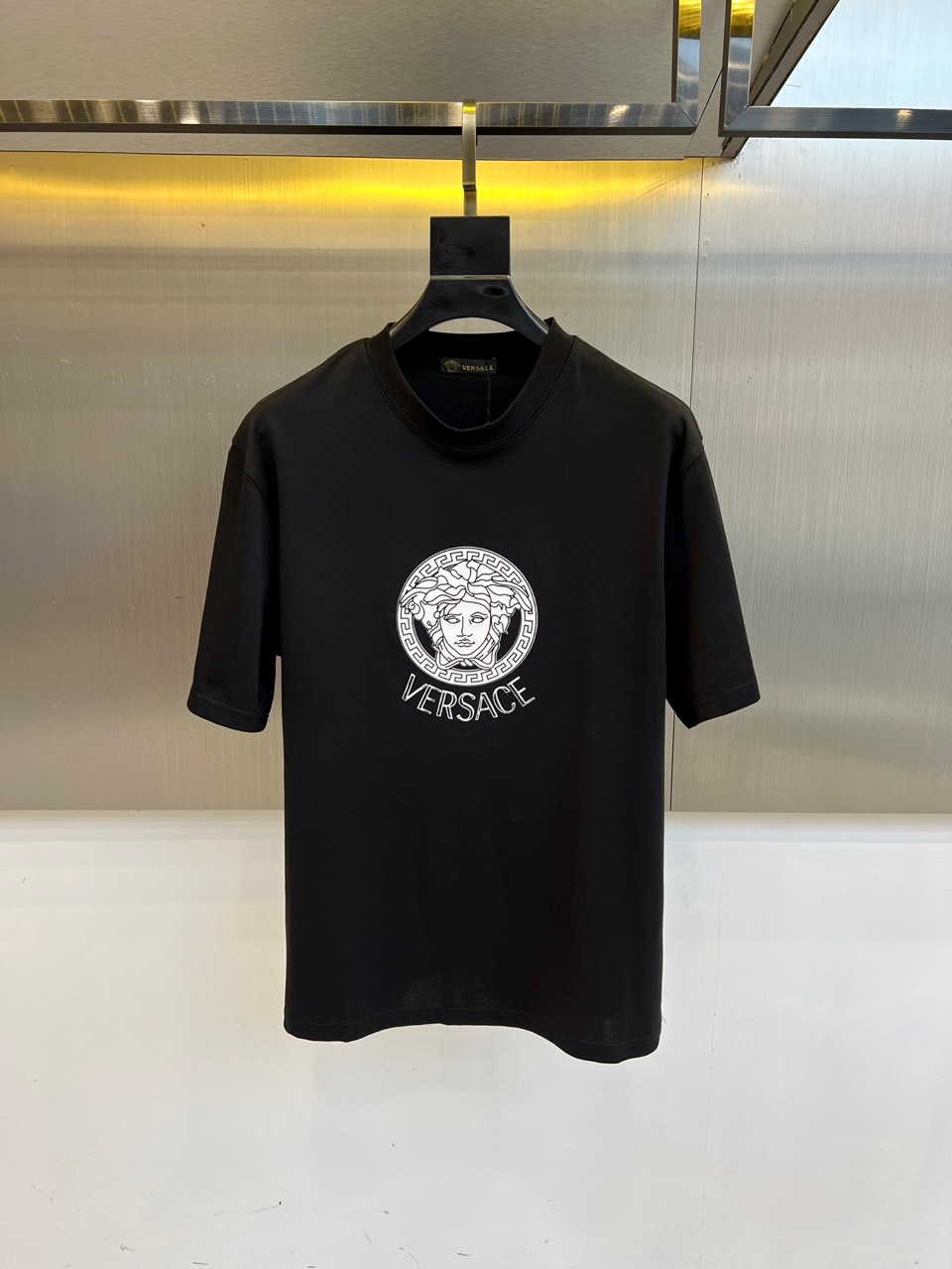 NO:505207,Versace, 2025 spring and summer men's new round neck short-sleeved T-shirt. Imported fixed-woven fabric is pure cotton, the fabric feels silky and soft, breathable and skin-friendly, and it is extremely comfortable to wear, and the overall texture is quite high!  The iconic logo on the body and chest is carefully crafted, simple and fashionable and classic, and it is very recognizable and classy!  The regular casual style cutting design makes it easy to make you look slim and taller!  48-56 (model 173, 143 catties upper body 50 sizes), versace, T-shirt, tees, t-shirt, alexander wang19860909范思哲、2025春夏男士新款圆领短袖T恤.进口定织面料纯棉、面料手感丝滑柔软,透气亲肤性极佳,着身无比的舒适,整体质感相当之高！衣身胸前标志性Logo,精心打造,简约时尚经典让人眼前一亮,极具辨识度与档次感！常规的休闲版型裁剪设计,轻松凹出显瘦显高身型！48-56（模特173,143斤上身50码）,,versace,T-shirt,tees，t-shirt,alexander wang,Men's clothing