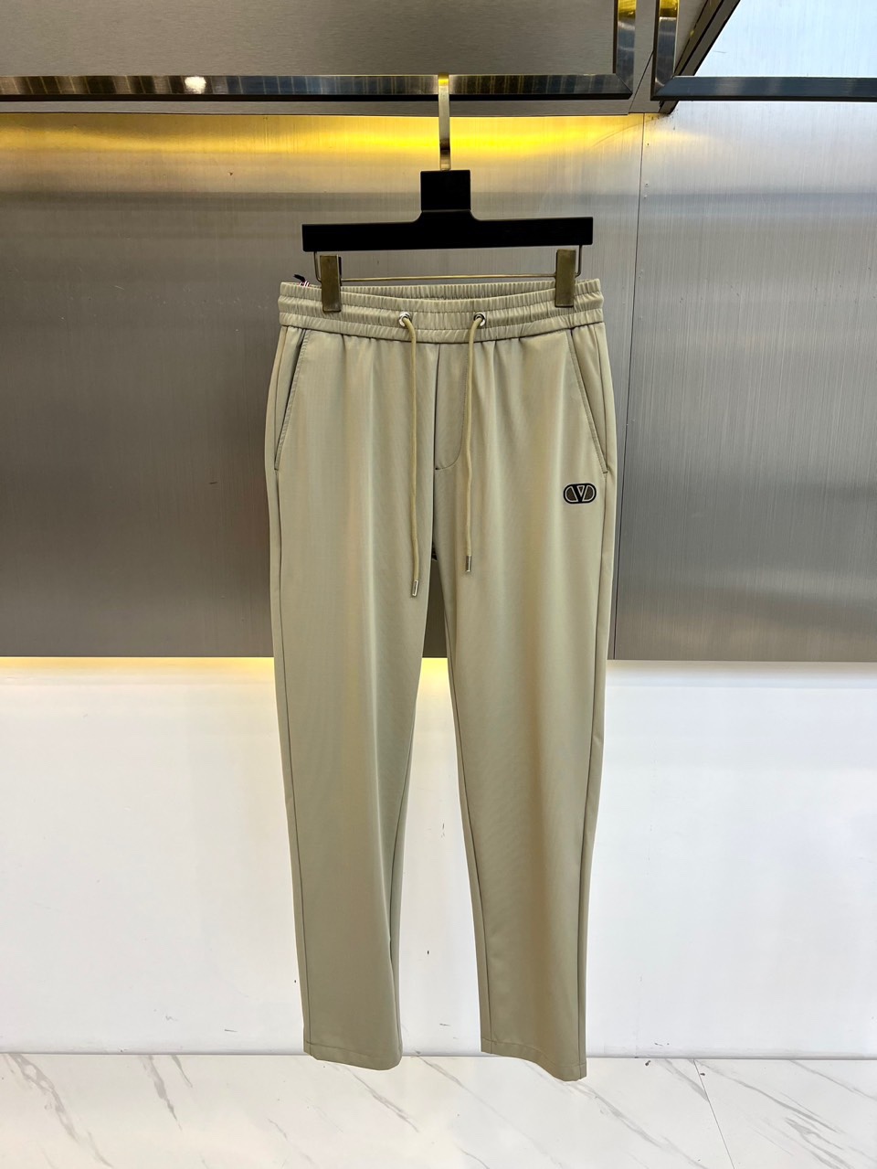 NO:505229,Valentino, 25 spring new casual sports sweatpants, slim-fitting, a versatile casual pants, simple and stylish design style. The whole casual pants are simple and fashionable, with fabric 80 nylon 20 spandex, and the ready-to-wear is very thin and light, and looks very textured. It tastes very high-end. This high-quality fiber has a smooth surface, soft and smooth feel!  29-38. No 37 (please report height and weight by placing an order), valentino, alexander wang19860909华伦天奴、25春装新款休闲运动卫裤,修身裤型、一件百搭休闲裤,简约又有腔调 整条休闲裤的设计风格简洁时尚,面料80锦纶20氨纶、成衣非常薄而轻变、看上去非常有质感,细品高级韵味十足,这种优质的纤维,表面光滑,手感软又滑很细腻！29-38、无37（下单请报身高体重）,,valentino,alexander wang,Men's clothing
