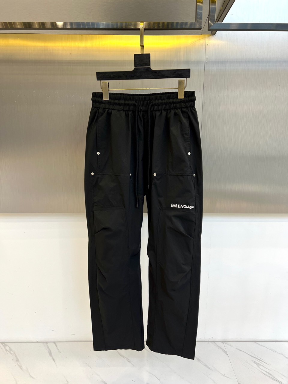 NO:505234,Balenciaga and 25s spring and summer new men's drawstring casual work pants are newly released. The details are meticulous, creating the evergreen tree's evergreen without getting greasy and comfortable and versatile. As one of the fashionable items that men can wear at any time and anywhere, the simple design of casual pants is combined with high-end fabrics, fine embellishments, and three-dimensional tailoring, so that you can avoid being too mature and stable, but more self-indulgent and personality. The imported long velvet cotton fabric is customized, and the sag behind the upper body is also very good. The three-dimensional tailoring is straight and the upper body is produced by the original manufacturer, and the perfect quality is shipped!  M-3XL (please report waist size by order), balenciaga, alexander wang19860909巴黎世家、25s春夏新品男士抽绳休闲工装裤,全新发布新款定制,细节一丝不苟,打造出了常青树的百看不腻以及舒适百搭.休闲运动裤作为随时随地男人都能穿搭的时尚单品之一,休闲裤简洁的设计配合高档面料,细节点缀,立体剪裁,让你避免太过于成熟稳重,而是多了几分自我和个性.进口长绒精棉面料定制打造,上身后垂度也非常好,立体剪裁上身挺拔,原厂原单出品,完美品相出货！M-3XL（下单请报腰围尺寸）,,balenciaga,alexander wang,Men's clothing