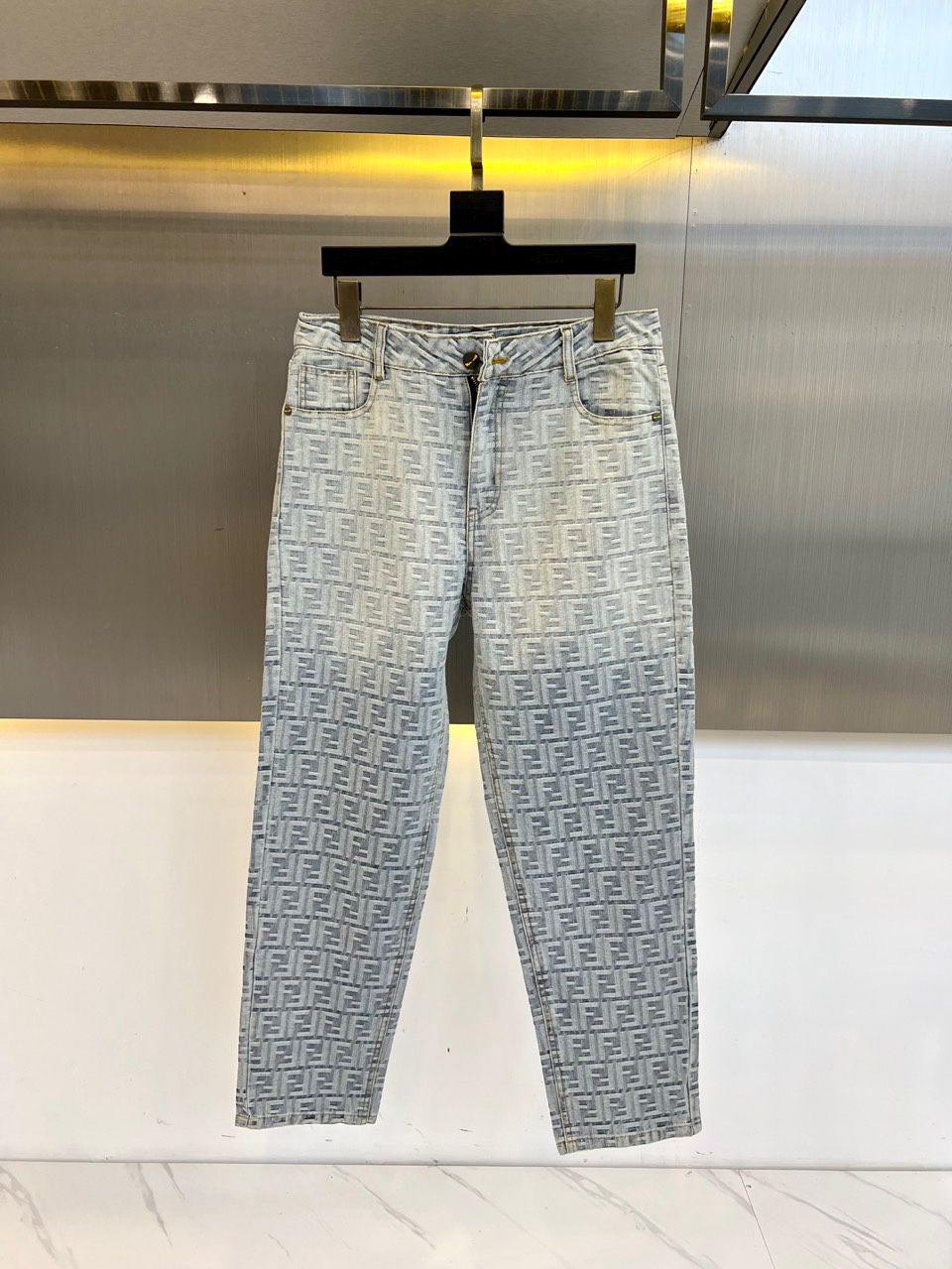 NO:505238,Fendi and 25FW new products for men's classic presbyterian elements retro washing jeans!  Selected and supplied to customers to make imported heavy tannin cotton denim fabric carefully made, high-end washing and whitening process, the overall color is simple and outstanding, the fabric is skin-friendly and delicate, and has superior elasticity and comfort!  The classic logo element embroidery is embroidered at the back of the trousers, and the iconic metal twisted buttons are also equipped with fashionable and modern. The details show the brand identity and strongly reflect the overall sense of high-end!  The style is perfectly tailored, the hip lifting effect is excellent, the compatibility is extensive, and it is satisfied with various daily outfits, and it has a lot of upper body styles!  30-36 (no 35), fendi, jeans, alexander wang19860909芬迪、25FW新品男士经典老花元素复古水洗牛仔裤！甄选客供进口重磅丹宁棉质牛仔面料精心制成,高端水洗磨白工艺处理,整体色泽简约出众,面料质感亲肤细腻,富有优越的弹力与舒适度！裤身后兜处经典徽标元素刺绣点缀,同时搭载标志性金属扭曲纽扣,时髦而摩登,于细节之处即彰显了品牌身份又强烈体现出整体高级感！版型剪裁完美,提臀修身效果绝佳,兼容性广泛,满足于日常各种穿搭,上身型款十足！30-36（无35）,,fendi,jeans,alexander wang,Men's clothing