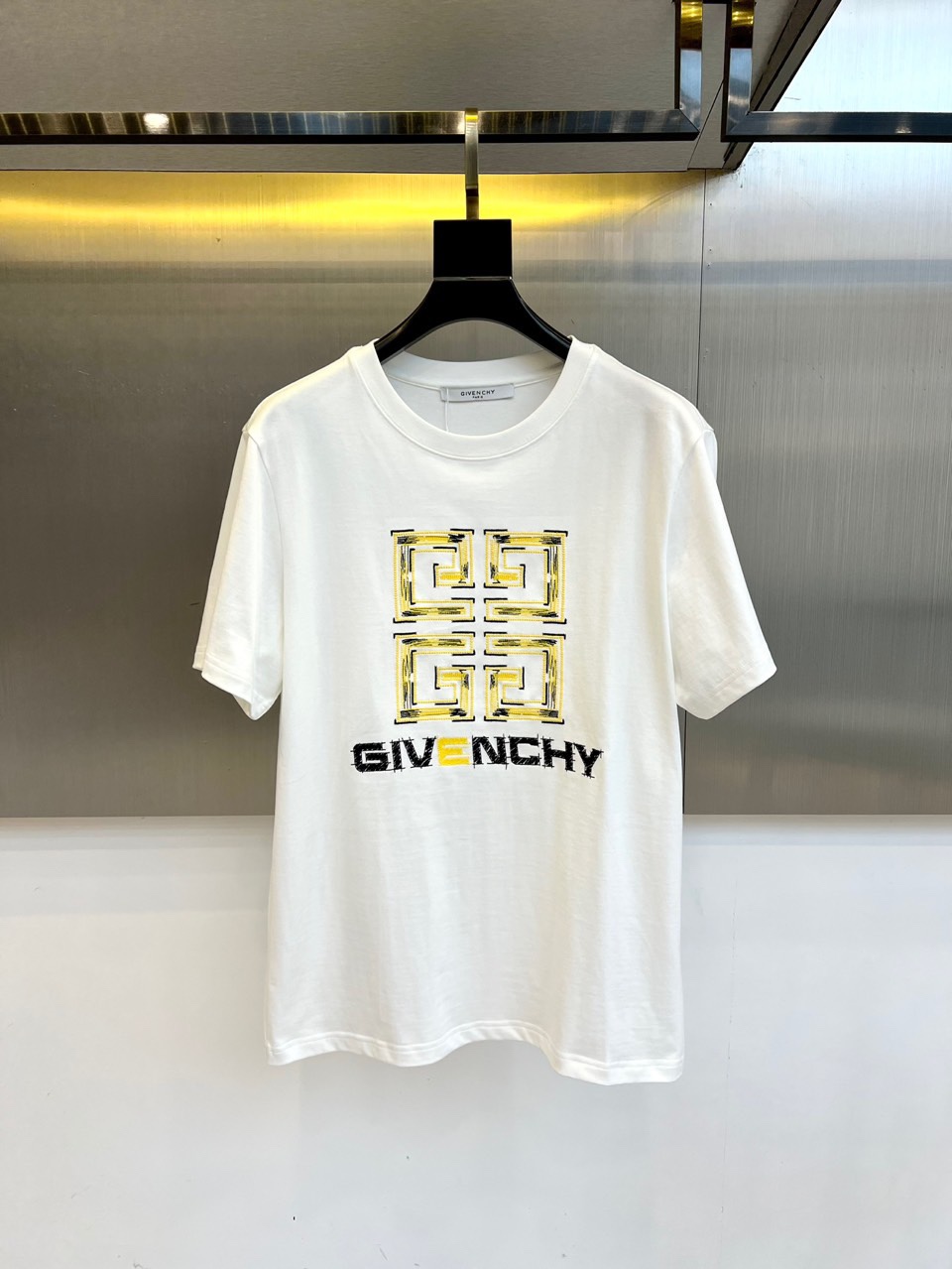 NO:505250,Givenchy, 2025 spring and summer men's new round neck short-sleeved T-shirt. Imported fixed fabric is pure cotton, the fabric feels silky and soft, breathable and skin-friendly, and it is extremely comfortable to wear, and the overall texture is quite high!  The iconic logo on the body and chest is complete with three standards and carefully crafted. It is simple, fashionable and classic, and it is eye-catching, with great recognition and class!  The regular casual style cutting design makes it easy to make you look slim and taller!  48-54 (model 173, 143 catties upper body 48 sizes) (a size larger), given, T-shirt, tees, t-shirt, alexander wang19860909纪梵希、2025春夏男士新款圆领短袖T恤.进口定织面料纯棉、面料手感丝滑柔软,透气亲肤性极佳,着身无比的舒适,整体质感相当之高！衣身胸前标志性Logo,三标齐全、重工艺精心打造,简约时尚经典让人眼前一亮,极具辨识度与档次感！常规的休闲版型裁剪设计,轻松凹出显瘦显高身型！48-54（模特173,143斤上身48码）（偏大一码）,,givenchy,T-shirt,tees，t-shirt,alexander wang,Men's clothing
