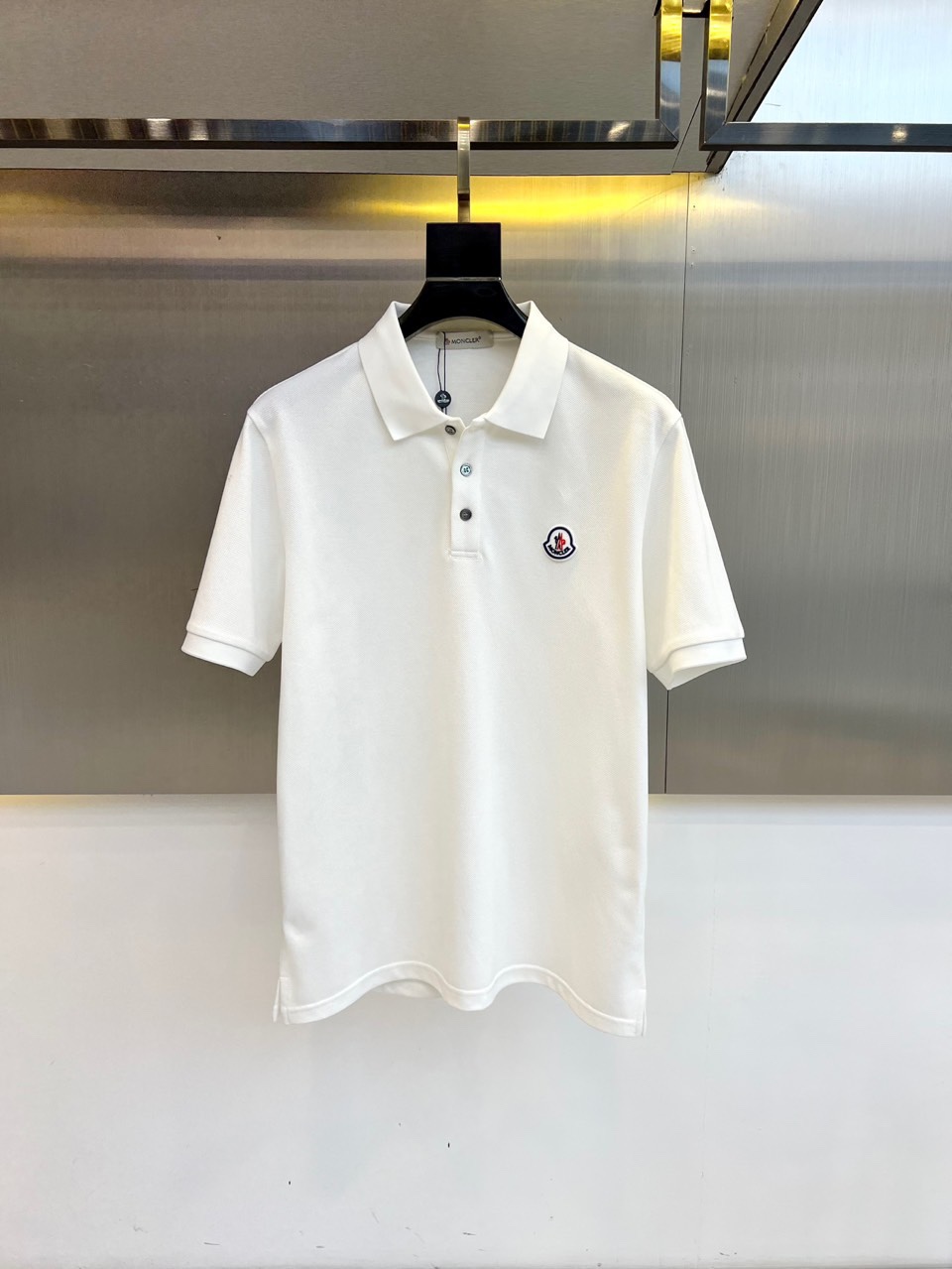 NO:505214,The veil cover, the classic iconic logo embellishment elements of 2025s, classic fashionable lapels, short-sleeved Polo shirts, trading company channel orders, simple and elegant, fashionable and versatile, and the quality is even more unstriking!  Use imported custom-woven pure cotton bead mesh fabric, which is soft, straight, stylish, breathable and comfortable. The upper body has a good drooping feeling and is not easy to deform! It is even less likely to fade! A clean and refreshing basic POLO shirt style, a small and crisp pointed collar, stylish and fashionable, perfectly combining casual and business!  Fashionable and versatile!  48-56 (model 173, 143 catties upper body 50 sizes), Moncler, T-shirt, alexander wang19860909蒙口、2025s经典标志性Logo点缀元素 经典时尚翻领 Polo衫短袖 ,贸易公司渠道订单,简约大气,时尚百搭,品相更是无法挑剔！选用客供进口定织纯棉珠地网眼面料,柔软挺阔有型、透气舒适.上身垂感好,不易变形!更不易褪色!干净清爽的基础 POLO衫版型,小巧而挺括的尖领有型又时尚,休闲与商务完美结合！时尚百搭！48-56（模特173,143斤上身50码）,,Moncler,T-shirt,alexander wang,Men's clothing