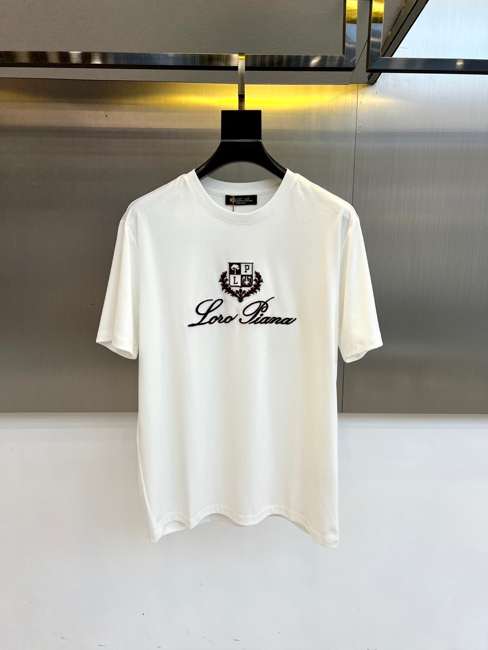 NO:505220,LP, 2025 summer men's round neck fashionable three-dimensional letter casual European cotton short-sleeved T-shirt, selected customers to use imported 95 pure cotton material and blended with 5 spandex, which is softer, more textured, with high-density rib splicing on the neck, and the same cylinder is dyed to ensure no color difference. The whole T-shirt fabric is comfortable and skin-friendly, and the upper body is refreshing, breathable and not stuffy, and the quality is absolutely invincible. The logo is made of imported environmentally friendly paste and multi-layer printing technology. The color texture and uniformity of the pattern are perfect to be picky, which is quite fashionable and brand recognition!  The exquisite basic style cutting makes the upper body more upright and stylish!  M-4XL (model 173, 143 catties upper body L size), loro piana, T-shirt, tees, t-shirt, alexander wang19860909LP、2025夏季男士圆领时尚立体字母休闲欧棉短袖T恤,甄选客供进口95纯棉材质添加5氨纶混纺制成,更柔软、更加有质感、领口高密罗纹拼接,同缸定染保证无色差,整件T恤面料舒适亲肤程度绝对超乎你的想象,上身清爽透气不闷热,品相绝对堪称无敌.Logo采用进口环保浆料及多层印刷工艺打造,图案的色泽质感与均匀程度均完美到无法去挑剔,相当具有时髦感与品牌辨识度！精湛无比的基础版型裁剪,使得上身更加立挺有型！M-4XL（模特173,143斤上身L码）,,loro piana,T-shirt,tees，t-shirt,alexander wang,Men's clothing