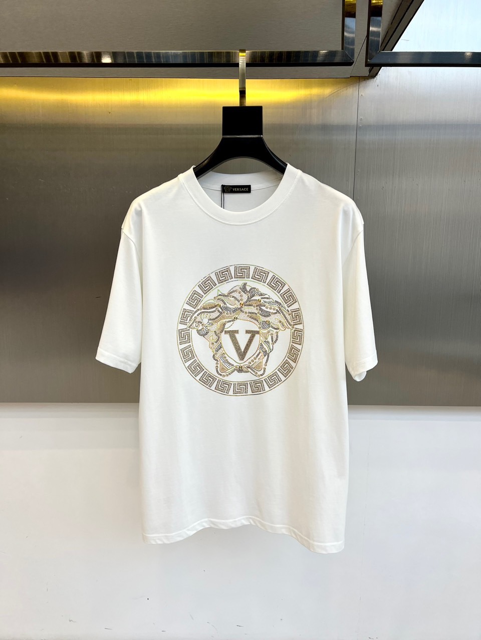 NO:505230,Versace and 2025 new men's short-sleeved T-shirts are made of imported customized fabrics. The fabric is smooth and delicate and has a texture. The comfort and breathability of the body are very superior. It is comfortable and has no sense of stuffiness, allowing you to experience the ultimate and enjoyable wearing experience!  The details are extremely perfect, impeccable, the upper body effect is excellent, very eye-catching, and the return rate is unquestionable. The excellent item in the closet that improves vision is very handsome whether it is worn inside or alone!  S-2XL (model 173-140 catties upper body M size), versace, T-shirt, tees, t-shirt, alexander wang19860909范思哲、2025新款男短袖T恤,选用客供进口定制面料,面料织纹平顺细腻且富有质感,着身的舒爽和透气吸湿性都非常的优越,贴肤舒适无闷热感,让你体验到极致享受的穿着体验！细节极致完美,无可挑剔,上身效果非常出色,非常招眼吸睛,回头率毋庸置疑,衣橱里改良视觉的绝佳单品,无论内搭还是单穿都爆帅十足！S-2XL（模特173-140斤上身M码）,,versace,T-shirt,tees，t-shirt,alexander wang,Men's clothing