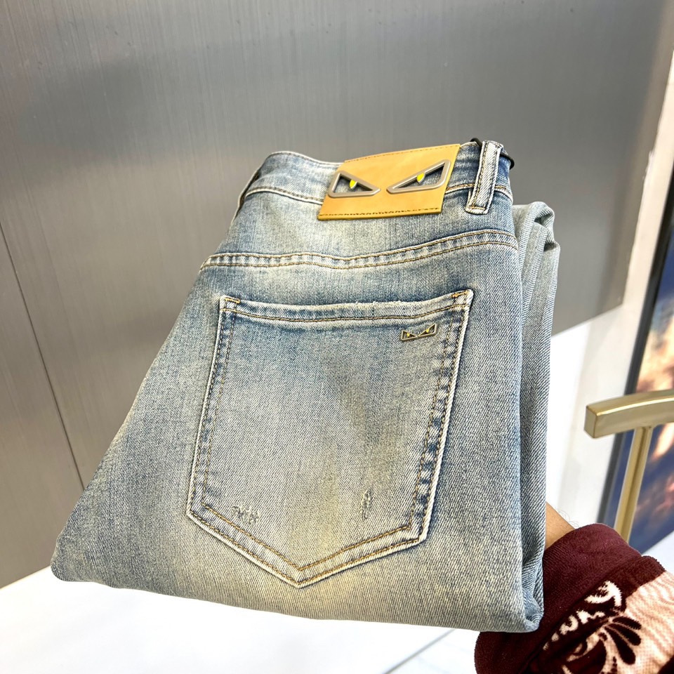 NO:506655,Fendi, new spring and summer products. Men's original single heavyweight limited edition denim soft cloth jeans, a relatively versatile denim color, the purest original color, no complicated craftsmanship to make gimmicks, the vision is very clean, but the hole is heavy and water-washed is extremely eye-catching!  The latest color labels of the season enrich the details, enhance the overall sense of fashion and highlight the brand image!  Customers provide heavy tannins made in Japan, retaining the original color effect of indigo tannins. The details are rich, and the details are very light and luxurious and high-end. They are ingenious and unique, and they appreciate their unique craftsmanship charm!  The style is perfectly tailored, and the hip lifting is excellent in slimming and slimming!  29-38 (no 37), fendi, fendi, jeans, alexander wang19860909Fendi芬迪、春夏新品 .男士原单重磅限量丹宁软布牛仔裤,比较百搭的一款丹宁牛仔色,最纯粹的原色调,通体无复杂工艺做噱头,视觉非常干净,唯独破洞重水洗极为抢眼！当季最新彩标 丰富了细节,提升了整体的时尚感及凸显了品牌形象！客供日本制重磅丹宁,保留了靛蓝色丹宁的原色效果,细节元素各自丰富,细品非常轻奢且高级,匠心独具,领略其独特的工艺魅力！版型剪裁完美,提臀修身显瘦效果极佳！ 29-38（无37）,,fendi,fendi,jeans,alexander wang,Men's clothing