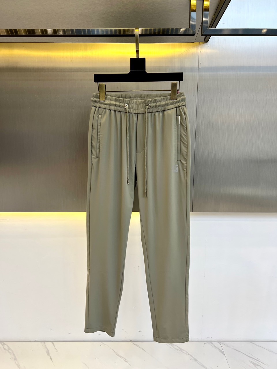 NO:506659,Fendi, new spring and summer men's casual sweatpants, high-end quality choices, a versatile trousers with elastic waist drawstring casual sweatpants, is also an indispensable matching tool in men's wardrobe, and is a classic style of practical wear!  The design style of the whole casual pants is simple and fashionable, with excellent skin-friendly value, easy to wear, and full of detail!  This trouser is made of high-quality cotton fabric tart vertical texture. The fabric is comfortable, soft and delicate, with a good sense of verticality. The surface is shiny and clear, and it looks very textured. It tastes very high-end. The first-class and exquisite straight-fitting style is cut, the line is delicate, smooth and neat, and the casual and casual pants look good no matter how you match it!  29-38, No 37 (model 173, 143 catties upper body 32 sizes), fendi, fendi, alexander wang19860909Fendi芬迪、春夏新款男士休闲卫裤,高端品质之选,一款松紧腰抽绳休闲卫裤兼备的百搭裤装,也是男士衣橱里不可缺少的搭配神器,属于实穿型的经典款式！整条休闲裤的设计风格简洁时尚,亲肤值优越,穿着方便,细节感十足！此款裤装采用优质棉面料订织竖纹纹理制作而成,面料舒服,手感柔软细腻,有着很好的垂直感,表面亮泽清晰的纹理,看上去非常有质感,细品高级韵味十足.一流精湛的直筒版型裁剪,走线细致平顺工整,休闲随意怎么搭配都好看的裤装！29-38,无37（模特173,143斤上身32码）,,fendi,fendi,alexander wang,Men's clothing