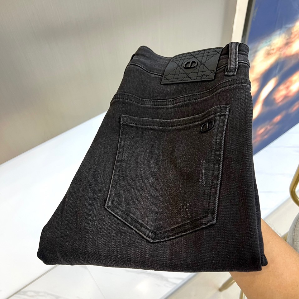 NO:506663,Dio and 25FW early autumn autumn autumn winter new products are available for men's jeans. A casual pants dominated by craftsmanship and fabrics. The accessories and fabrics are customized by the original Italian version. The properties and specifications of the fabrics are subversive. The materials are quite luxurious and exquisite. The heavy-duty twill fixed-woven cotton is soft and delicate, with a slightly elastic texture, providing an excellent comfort experience. The details are perfect, and the auxiliary materials are all provided by customers. The leather brand is very outstanding after innovation. The reverse velvet process is processed with a faint retro flavor. The fusion with tannin is natural, the style is first-class, the hip lifting is slim, and the business and casual mix are mixed with it. The duplexing is extremely practical and can be seen high-end tannin products!  29-38 (no 35,37),,dior,dior,jeans,alexander wang19860909Dio迪奥、25FW早秋秋冬新品发售男士牛仔裤,以工艺和面料为主导的一款休闲裤,通体的辅料和面料皆为意大利原版定制而成,面料之属性及规格颠覆常规,用料相当奢华考究,重磅成衣斜纹定织棉,质感柔软细腻,略带弹性,提供了绝佳的舒适体验,细节完美如斯,辅料皆为客供,皮牌经过革新后颇为出彩,反绒工艺处理,有着淡淡的复古味道,与之丹宁的融合浑然天成,版型一流,提臀修身,商务与休闲混搭兼备,复搭实穿性极高,可遇而不可求的高端丹宁产物！29-38（无35,37）,,dior,dior,jeans,alexander wang,Men's clothing
