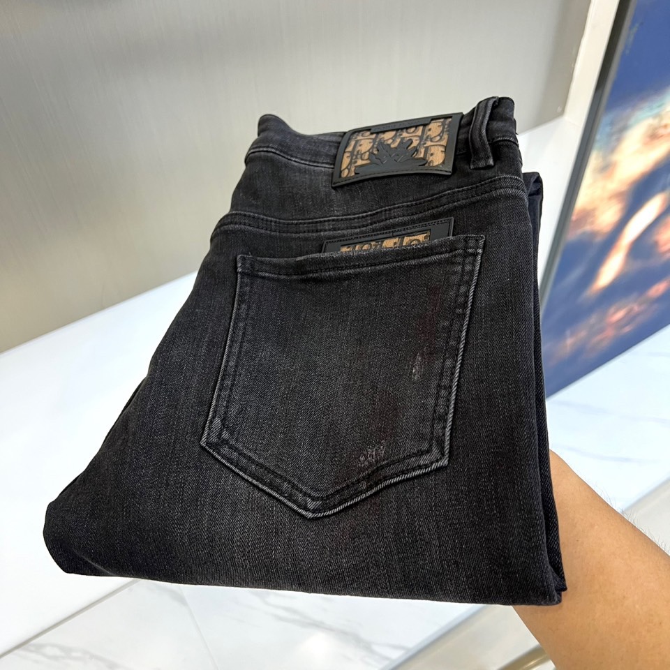 NO:506637,Dio and 25FW early autumn autumn autumn winter new products are available for men's jeans. A casual pants dominated by craftsmanship and fabrics. The accessories and fabrics are customized by the original Italian version. The properties and specifications of the fabrics are subversive. The materials are quite luxurious and exquisite. The heavyweight twill fixed-woven cotton is soft and delicate, with a slightly elastic texture, providing an excellent comfort experience. The details are perfect, and the auxiliary materials are all provided by customers. The leather brand is quite outstanding after innovation and has a faint retro flavor. The fusion with tannin is natural. The style is first-class, the hip lifting is slim, and the combination of business and casual is very practical. The high-end tannin product is hard to come by!  29-38 (no 37),,dior,dior,jeans,alexander wang19860909Dio迪奥、25FW早秋秋冬新品发售男士牛仔裤,以工艺和面料为主导的一款休闲裤,通体的辅料和面料皆为意大利原版定制而成,面料之属性及规格颠覆常规,用料相当奢华考究,重磅成衣斜纹定织棉,质感柔软细腻,略带弹性,提供了绝佳的舒适体验,细节完美如斯,辅料皆为客供,皮牌经过革新后颇为出彩,有着淡淡的复古味道,与之丹宁的融合浑然天成,版型一流,提臀修身,商务与休闲混搭兼备,复搭实穿性极高,可遇而不可求的高端丹宁产物！29-38（无37）,,dior,dior,jeans,alexander wang,Men's clothing