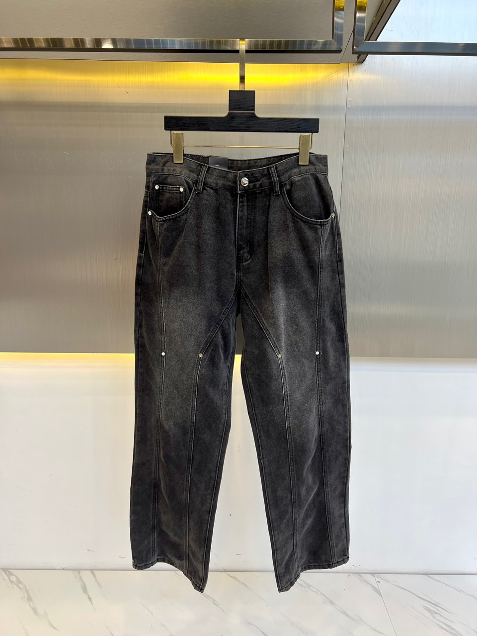 NO:506640,Prada and FW spring and summer classic new fashionable elastic wide-leg jeans, a pair of pants with a very beautiful aesthetic tone, dominated by fabric and quality, continuing the essence of normal design, label elements are perfectly embedded, and the brand letters at the back pocket are quite design-like. It is selected to use imported 98 cotton 2 spandex blended denim jeans to create. The surface of the fabric is clear and three-dimensional twill texture, which is quite high-end and specification. Customized matte silver hardware buttons, classic metal nameplate logo on the back pocket, and rear pocket logo decoration. The texture of the hardware accessories is also unscrupulous. You can easily get the high-end style of the big brand, and the sense of details is quite in place!  Easily create a handsome street dress template, an indispensable matching tool in men's wardrobe!  28-38 (Please report height, weight, waist circumference) This product is thicker and suitable for wearing in spring and autumn, and can be worn in cloudy summer.,,prada,jeans,alexander wang19860909普拉达、FW春夏经典新款时尚弹力宽腿牛仔裤,极具P家美学基调的一款裤子,以面料和品质为主导,延续了常态化的设计精髓,标签化元素完美嵌入,后袋处的品牌字母颇具设计感,甄选客供进口98棉2氨纶混纺丹宁牛仔面料打造而成,面料表面清晰立体的斜纹肌理,相当的高级有规格感,客供定制哑光亮银色五金纽扣,与后幅口袋上经典金属铭牌标识,后兜Logo装饰,其五金辅料的质感同样无法挑剔,轻松就能Get到大牌的高奢格调,细节感相当到位！轻松打造街头帅气着装范本,男士衣橱里不可缺少的搭配神器！28-38（下单请报身高体重腰围）本品偏厚、适合春秋两季穿、夏季阴天可穿.,,prada,jeans,alexander wang,Men's clothing