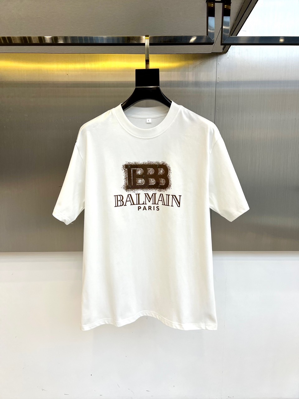 NO:506646,Balmain and summer men's round neck, fashionable three-dimensional letter casual European cotton short-sleeved T-shirts are selected for imported pure cotton materials, with high-density rib splicing on the neckline, and the same cylinder is dyed to ensure no color difference. The whole T-shirt fabric is comfortable and skin-friendly, and the upper body is refreshing, breathable and not stuffy, and the quality is absolutely invincible. The logo is made of imported environmentally friendly paste and multi-layer printing technology. The color texture and uniformity of the pattern are perfect and cannot be picked. It is quite fashionable and brand recognition!  The exquisite basic style cutting makes the upper body more upright and stylish!  48-58 (model 173, 143 catties upper body 50 sizes), balmain, T-shirt,tees, t-shirt,alexander wang19860909巴尔曼、夏季男士圆领时尚立体字母休闲欧棉短袖T恤,甄选客供进口纯棉材质制成,领口高密罗纹拼接,同缸定染保证无色差,整件T恤面料舒适亲肤程度绝对超乎你的想象,上身清爽透气不闷热,品相绝对堪称无敌.Logo采用进口环保浆料及多层印刷工艺打造,图案的色泽质感与均匀程度均完美到无法去挑剔,相当具有时髦感与品牌辨识度！精湛无比的基础版型裁剪,使得上身更加立挺有型！48-58（模特173,143斤上身50码）,,balmain,T-shirt,tees，t-shirt,alexander wang,Men's clothing