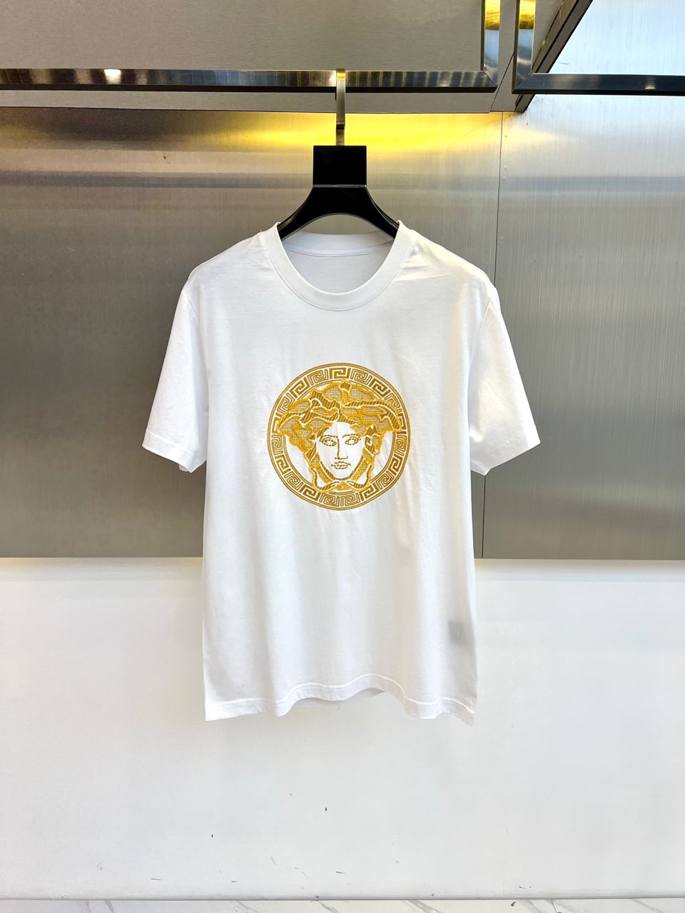 NO:506652,VERSAE/Versace, new men's Medusa gold thread heavy industry embroidered letter logo short-sleeved T-shirt, which is made of 32 pieces imported by customers/tight cotton double yarn 255g heavy fine sulfur cotton. The fabric is smooth and delicate and has a texture. It is very comfortable and breathable and hygroscopic. It is comfortable and has no sense of stuffiness, allowing you to experience the ultimate and enjoyable wearing experience!  The details are extremely perfect, impeccable, the upper body effect is excellent, very eye-catching, and the return rate is unquestionable. The excellent item in the closet that improves vision is very handsome whether it is worn inside or alone!  48-56 (please report height and weight by placing an order), versace, versace, T-shirt, tees, t-shirt, alexander wang19860909VERSAE/范思哲、新款男士美杜莎金线重工刺绣字母logo短袖T恤,选用客供进口32支/紧密棉双纱255g重精硫棉材质,面料织纹平顺细腻且富有质感,着身的舒爽和透气吸湿性都非常的优越,贴肤舒适无闷热感,让你体验到极致享受的穿着体验！细节极致完美,无可挑剔,上身效果非常出色,非常招眼吸睛,回头率毋庸置疑,衣橱里改良视觉的绝佳单品,无论内搭还是单穿都爆帅十足！48-56（下单请报身高体重）,,versace,versace,T-shirt,tees，t-shirt,alexander wang,Men's clothing