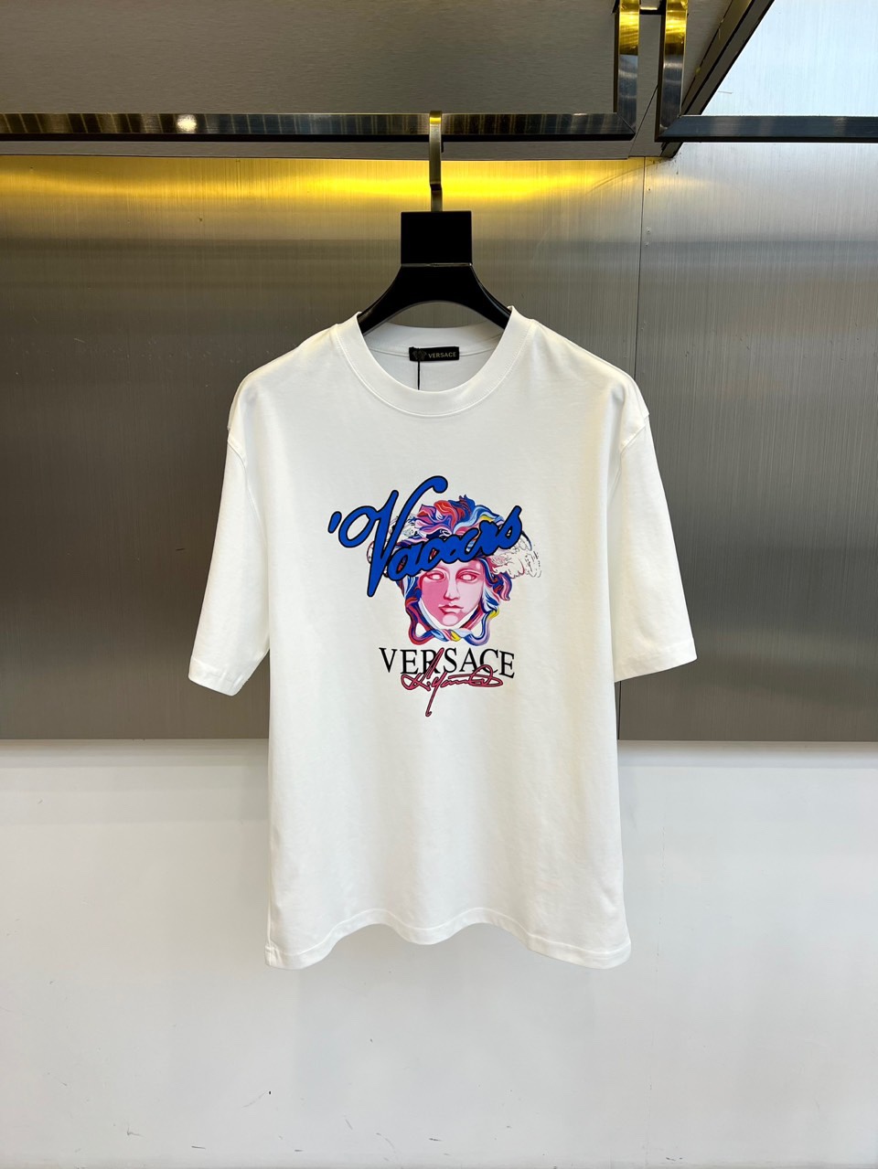 NO:506656,Versace and the new round neck short-sleeved T-shirt for spring and summer men. Imported fixed-woven fabric is pure cotton, the fabric feels silky and soft, breathable and skin-friendly, and it is extremely comfortable to wear, and the overall texture is quite high!  The iconic logo on the body and chest is carefully crafted, simple and fashionable and classic, and it is very recognizable and classy!  The regular casual style cutting design makes it easy to make you look slim and taller!  48-56 (model 173, 143 catties upper body 50 sizes), versace, T-shirt, tees, t-shirt, alexander wang19860909范思哲、春夏男士新款圆领短袖T恤.进口定织面料纯棉、面料手感丝滑柔软,透气亲肤性极佳,着身无比的舒适,整体质感相当之高！衣身胸前标志性Logo,精心打造,简约时尚经典让人眼前一亮,极具辨识度与档次感！常规的休闲版型裁剪设计,轻松凹出显瘦显高身型！48-56（模特173,143斤上身50码）,,versace,T-shirt,tees，t-shirt,alexander wang,Men's clothing