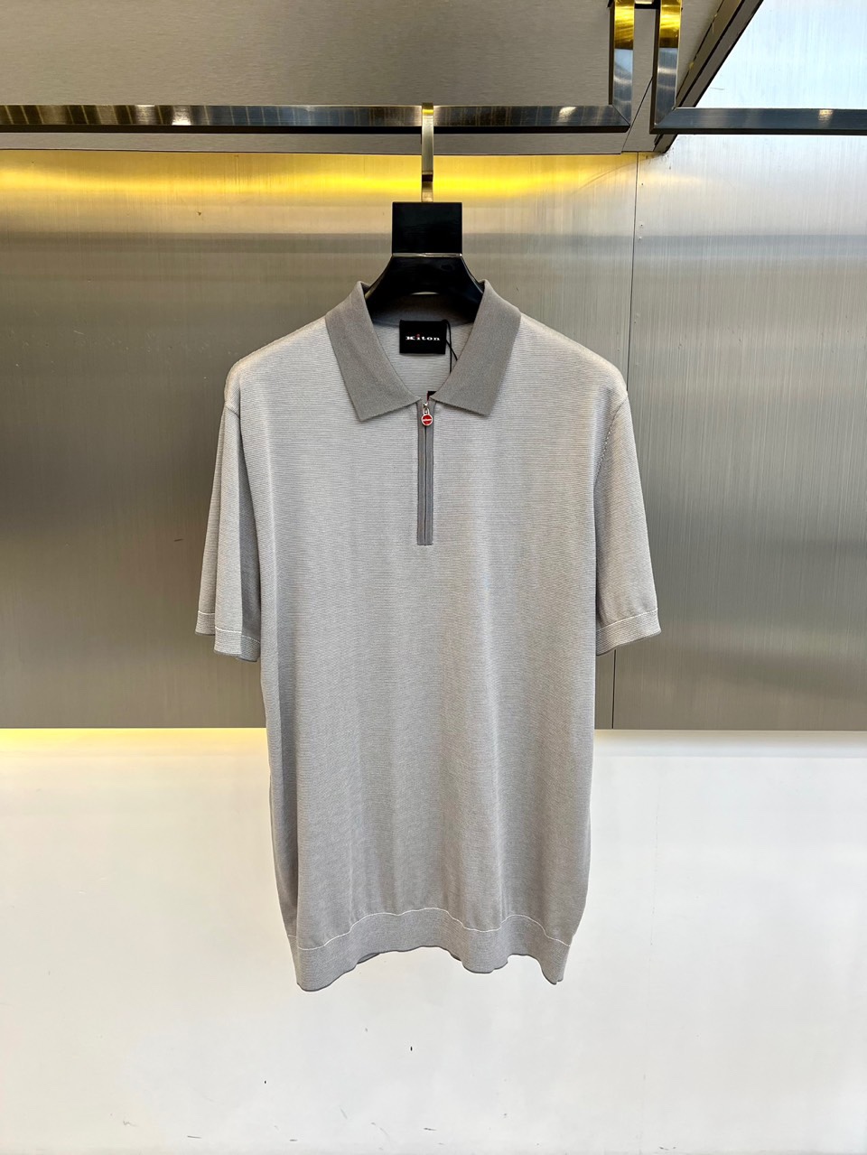 NO:506664,Kiton | Island Cotton Half Zipper Lapel T-shirt. The body is crochet pattern, and the classic POLO collar design. The clothes feel soft and skin-friendly. They are visually exquisite, textured, noble, very simple and very quality. They can be used as an inner layer in early spring, and can be worn alone in summer, which can be matched in various forms. The collision of colors and art, and the unique neutral tones instantly illuminate your overall shape. The lapel design that combines classic and fashion, matched with eye-catching semi-zippers to show unique taste and fashion attitude, simple without losing style. Just be business and casual, versatile and not picky!  48-56 (model 173, 143 catties upper body 50 sizes), alexander wang19860909kiton |海岛棉半拉链翻领T 恤.衣身上是钩花图案,经典POLO领设计,衣服触感柔软亲肤,视觉上很精致、有质感、高贵,非常简单也很显品质.早春可作为内搭,夏季可单独穿着,可以搭配出多种形式.色彩与艺术的碰撞,独特的中性色调,瞬间点亮你的整体造型,经典与时尚融合的翻领设计,搭配醒目半拉链,彰显独特品味与时尚态度,简约而不失格调.商务休闲俩即可,百搭不挑！48-56（模特173,143斤上身50码）,,alexander wang,Men's clothing