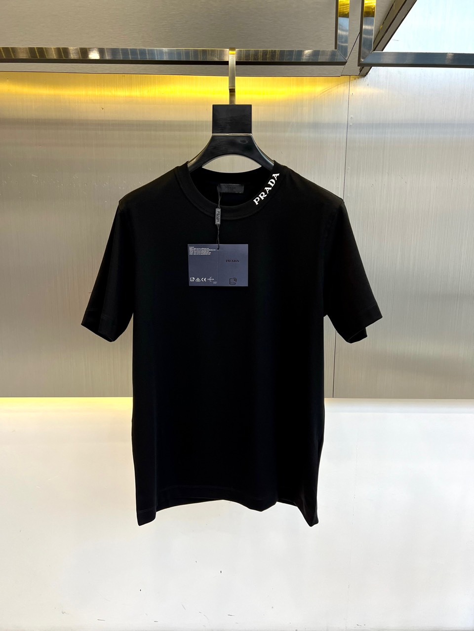 NO:506665,Prada, new spring and summer products are on sale, heavy industry short-sleeved T-shirts. They are made of imported European cotton fabrics, Wen Ru is soft, delicate and soft, and the upper body is naturally comfortable and cool, and the neckline embroidered logo is very high-end, excellent style, and highlights the overall styling and slimming feeling. The overall craftsmanship line is really impeccable!  M-3Xl (model 173, 140 catties upper body L size), prada, T-shirt, tees, t-shirt, alexander wang19860909普拉达、春夏新品发售、重工短袖T恤.采用进口欧棉面料,温儒柔软 细腻柔软 上身自然是舒适 凉爽,领口刺绣logo.非常有高级感、绝佳版型、非常的凸显整体的造型感以及修身上身感 整体的工艺车线真的是无可挑剔！M-3Xl（模特173,140斤上身L码）,,prada,T-shirt,tees，t-shirt,alexander wang,Men's clothing