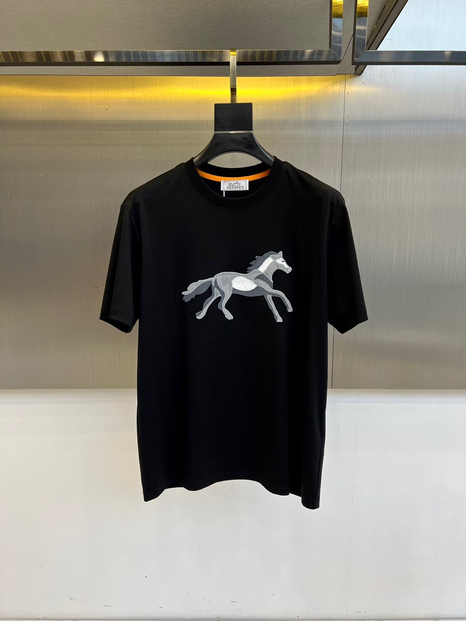 NO:506670,Hermes and summer men's round neck, fashionable three-dimensional letter casual European cotton short-sleeved T-shirt, selected customers to use imported 95 pure cotton material and blended with 5 spandex, which is softer, more textured, with high-density rib splicing on the neck, and the same cylinder is dyed to ensure no color difference. The whole T-shirt fabric is comfortable and skin-friendly, and the upper body is refreshing, breathable and not stuffy, and the quality is absolutely invincible. The logo is made of imported environmentally friendly paste and multi-layer printing technology. The color texture and uniformity of the pattern are perfect to be picky, which is quite fashionable and brand recognition!  The exquisite basic style cutting makes the upper body more upright and stylish!  M-4XL (model 173, 143 catties upper body L size), hermes, T-shirt,tees, t-shirt,alexander wang19860909爱马仕、夏季男士圆领时尚立体字母休闲欧棉短袖T恤,甄选客供进口95纯棉材质添加5氨纶混纺制成,更柔软、更加有质感、领口高密罗纹拼接,同缸定染保证无色差,整件T恤面料舒适亲肤程度绝对超乎你的想象,上身清爽透气不闷热,品相绝对堪称无敌.Logo采用进口环保浆料及多层印刷工艺打造,图案的色泽质感与均匀程度均完美到无法去挑剔,相当具有时髦感与品牌辨识度！精湛无比的基础版型裁剪,使得上身更加立挺有型！M-4XL（模特173,143斤上身L码）,,hermes,T-shirt,tees，t-shirt,alexander wang,Men's clothing