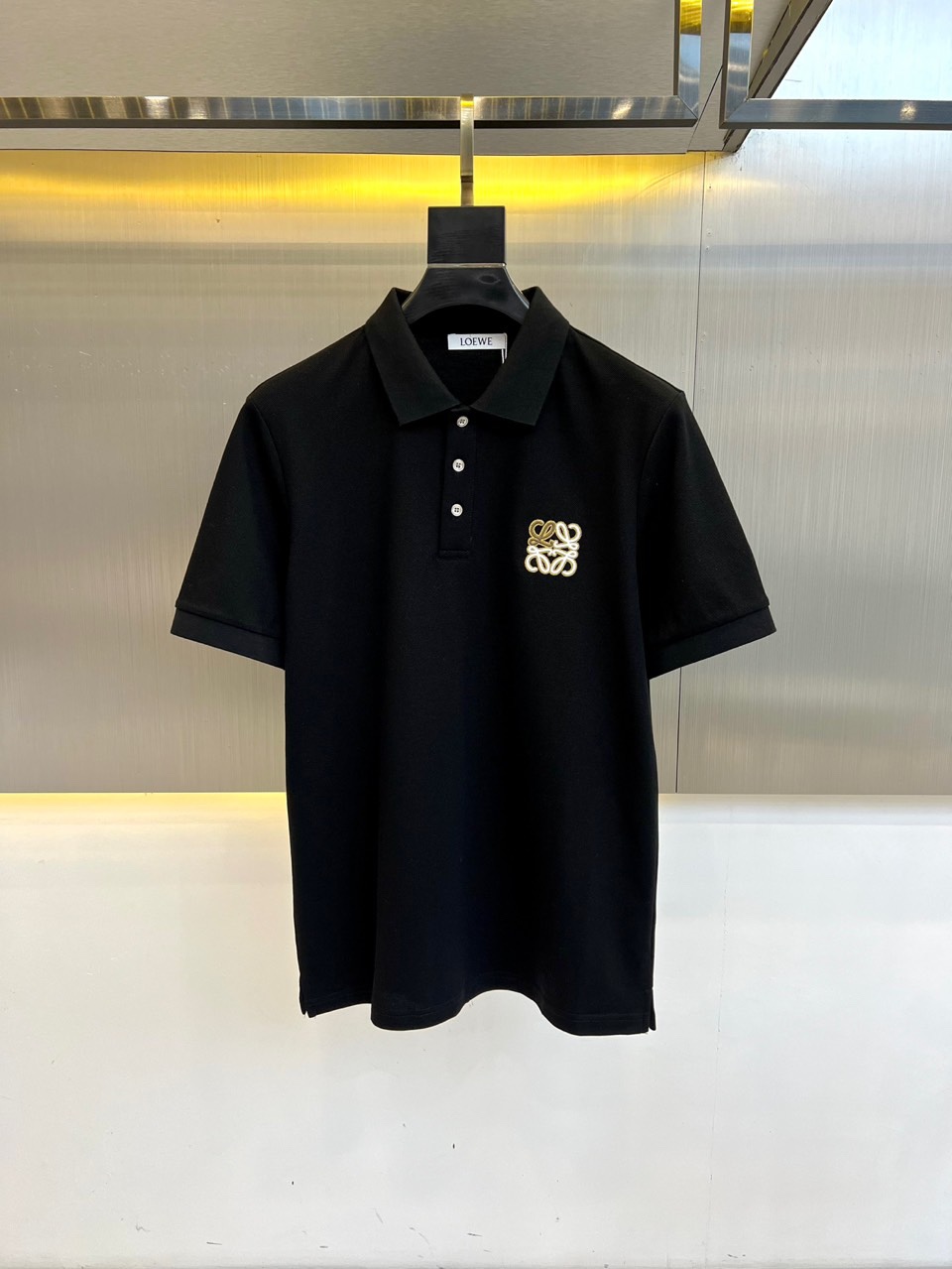 NO:506684,Luo Yiwei and S classic iconic logo embellishments, classic fashion lapels, short-sleeved Polo shirts, trading company channel orders, simple and elegant, fashionable and versatile, and the quality is even more unstriking!  The imported fixed-woven pure cotton bead mesh fabric is used, which is soft, straight, stylish, breathable and comfortable. The upper body has a good drooping feeling and is not easy to deform! It is even less likely to fade! A clean and refreshing foundation. The POLO shirt style is small and crisp pointed collar, and the armband design uses the three-dimensional craftsmanship of the brand logo, which perfectly combines leisure and business!  Fashionable and versatile!  48-56 (model 173, 143 catties upper body 50 sizes), loewe, T-shirt, alexander wang19860909罗意威、s经典标志性Logo点缀元素 经典时尚翻领 Polo衫短袖 ,贸易公司渠道订单,简约大气,时尚百搭,品相更是无法挑剔！选用客供进口定织纯棉珠地网眼面料,柔软挺阔有型、透气舒适.上身垂感好,不易变形!更不易褪色!干净清爽的基础 POLO衫版型,小巧而挺括的尖领有型又时尚,袖标设计运用了品牌logo立体工艺,休闲与商务完美结合！时尚百搭！48-56（模特173,143斤上身50码）,,loewe,T-shirt,alexander wang,Men's clothing