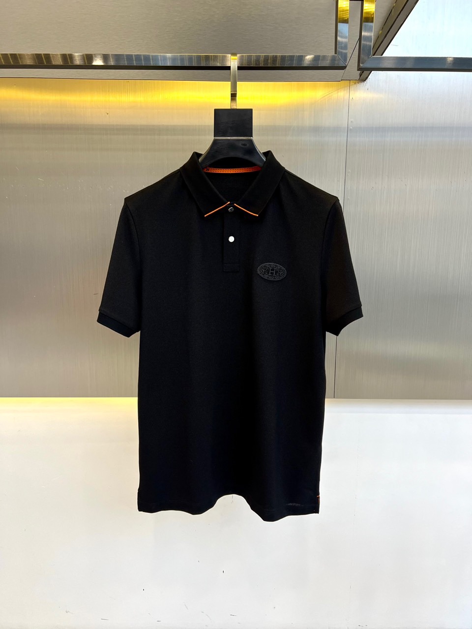 NO:506687,Hermes, a new summer men's lapel short-sleeved polo shirt. The use of 62 cotton 38 polyester fiber makes it silky and soft, and it is veritable. The CHAO long fiber cotton belongs to the fine velvet fiber. The fabric feels delicate and fleshy, and it is far higher than the softness, toughness and gloss of the skeleton. The cotton has a tight, crisp and stylish texture. It is tough, elastic and durable. It is the highest quality mark of cotton fabrics and textiles. The honeycomb bead floor texture is breathable and dry, and the mesh bead floor weaving method is soft and glutinous, not easy to deform. The texture is rich and gentle, three-dimensional hollow and breathable, and the upper body is not stuffy. Bright contrasting rib elements Fashionable age-reducing opens your summer appearance, contrasting striped rib elements show elegant sports aesthetics, the collar and cuffs echo, break the silent unique creative stripes, fully show fashion charm, and continue the characteristics of POLO shirts that are both business and casual, with high-quality and versatile details and textures. They can be matched with various trousers (casual pants, jeans, shorts) with both fashionable and practical wear! 48-56 (model 173, 143 catties upper body 50 sizes), hermes, shorts, jeans, T-shirt, alexander wang19860909爱马仕、夏季新款男士翻领短袖polo衫.选用62棉38聚酯纤维这造就了它丝滑柔软,名副其实的“f棉中贵族”.属于细绒纤维中的CHAO长纤维棉,面料手感细腻有肉感,Q弹又不失骨架柔软度、强韧性和光泽度上也远高于同期品质的棉花质地紧密挺括有型,坚韧有弹性持久耐用是棉织品和纺织品的zui高品质标志.蜂窝珠地肌理 透气干爽,网眼珠地面料织法,软糯、不易变形,肌理丰富温柔触感,立体中空透气,上身不闷热.亮眼撞色罗纹元素 时髦减龄开启你的夏季逆天颜值,撞色条纹罗纹元素彰显优雅运动美学,领部与袖口相呼应,打破沉寂獨特创意条纹,尽显时尚魅力,延续POLO衫商务与休闲兼具的特性高笈百搭,细节质感十足 可与各式裤装(休闲裤、牛仔裤、短裤)搭配兼具时髦感与实穿性！48-56（模特173,143斤上身50码）,,hermes,shorts,jeans,T-shirt,alexander wang,Men's clothing