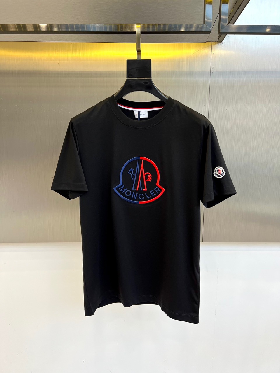 NO:508134,The new round neck short-sleeved T-shirt for men in the covers and spring and summer. The imported fixed fabric is pure cotton, the fabric feels silky and soft, and it is breathable and skin-friendly. It is extremely comfortable to wear and has a high overall texture!  The iconic logo on the body and chest is complete with three standards and carefully crafted. It is simple, fashionable and classic, and it is eye-catching, with great recognition and class!  The regular casual style cutting design makes it easy to make you look slim and taller!  48-56 Model 173, 143 catties upper body 50 sizes), Moncler, T-shirt, tees, t-shirt, alexander wang19860909蒙口、春夏男士新款圆领短袖T恤.进口定织面料纯棉、面料手感丝滑柔软,透气亲肤性极佳,着身无比的舒适,整体质感相当之高！衣身胸前标志性Logo,三标齐全、重工艺精心打造,简约时尚经典让人眼前一亮,极具辨识度与档次感！常规的休闲版型裁剪设计,轻松凹出显瘦显高身型！48-56模特173,143斤上身50码）,,Moncler,T-shirt,tees，t-shirt,alexander wang,Men's clothing