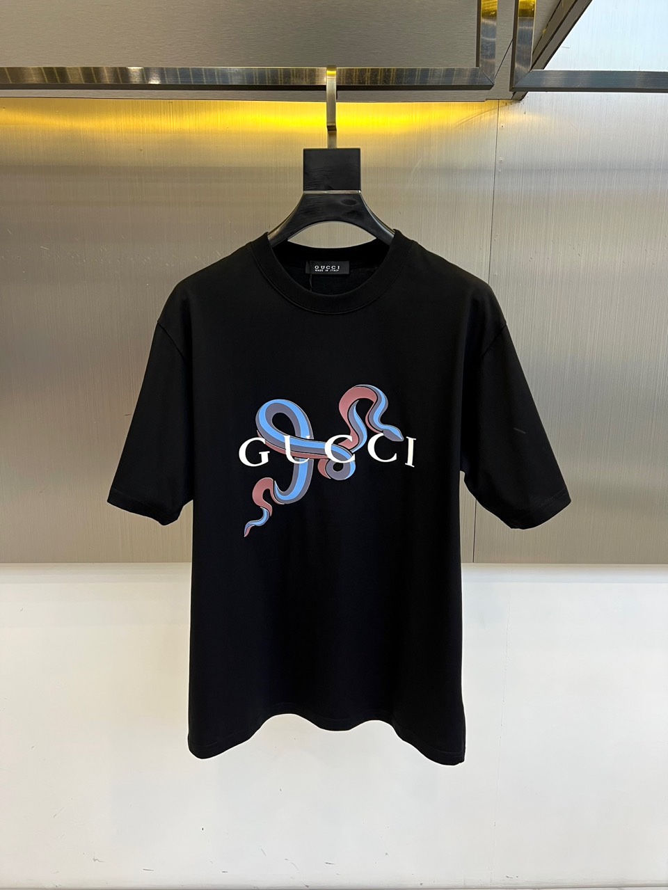 NO:508135,Gucci, a new men's short-sleeved T-shirt, uses imported customized fabrics, the fabric is smooth and delicate, and has a texture. It is very comfortable and breathable and hygroscopic. It is comfortable and has no sense of stuffiness, allowing you to experience the ultimate wearing experience!  The details are extremely perfect, impeccable, the upper body effect is excellent, very eye-catching, and the return rate is unquestionable. The excellent item in the closet that improves vision is very handsome whether it is worn inside or alone!  S-2XL (model 173-jin upper body M size), gucci, T-shirt, tees, t-shirt, alexander wang19860909Gucci、新款男短袖T恤,选用客供进口定制面料,面料织纹平顺细腻且富有质感,着身的舒爽和透气吸湿性都非常的优越,贴肤舒适无闷热感,让你体验到极致享受的穿着体验！细节极致完美,无可挑剔,上身效果非常出色,非常招眼吸睛,回头率毋庸置疑,衣橱里改良视觉的绝佳单品,无论内搭还是单穿都爆帅十足！S-2XL（模特173-斤上身M码）,,gucci,T-shirt,tees，t-shirt,alexander wang,Men's clothing