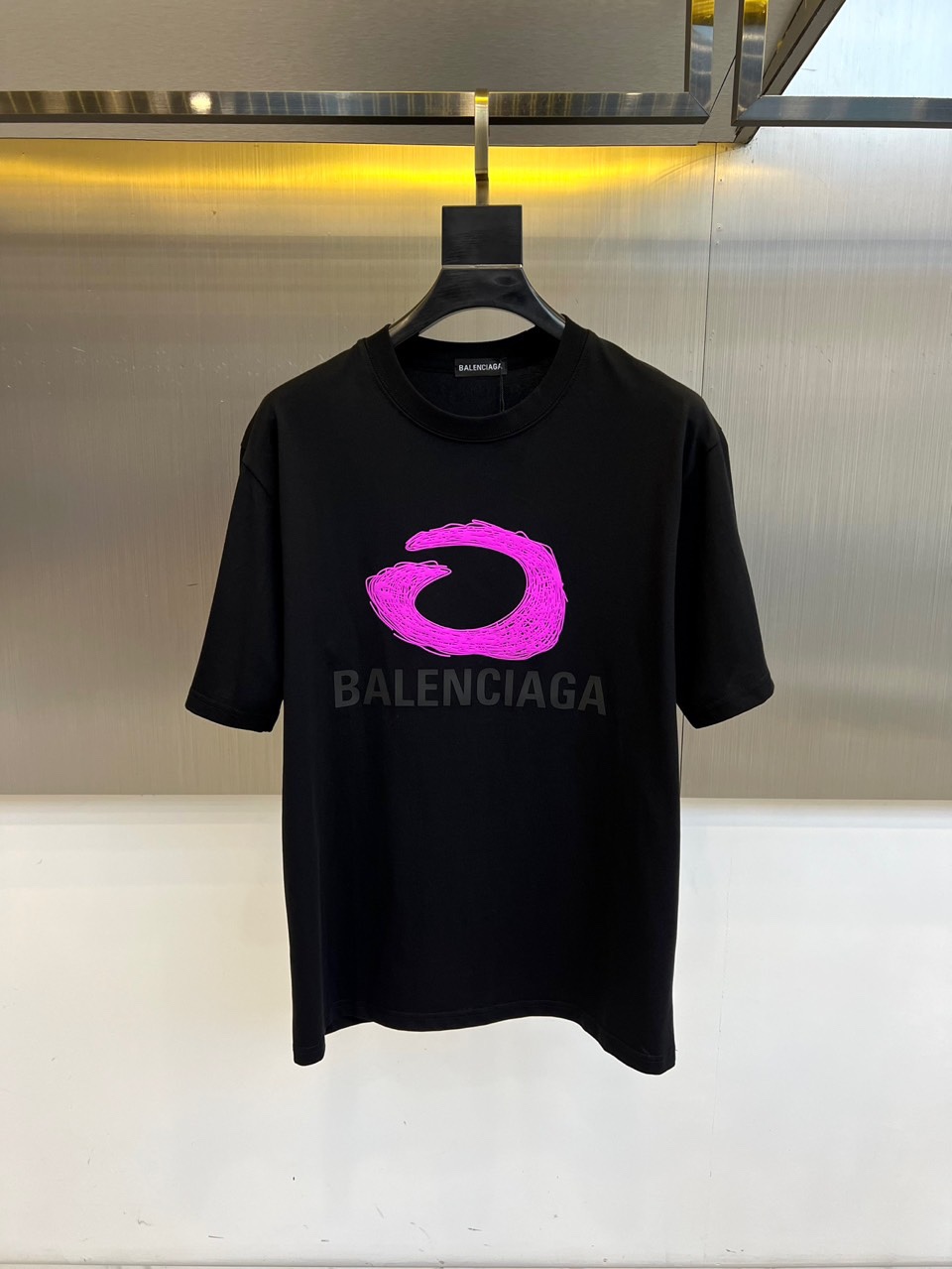 NO:508136,Balenciaga and new men's short-sleeved T-shirts are made of imported customized fabrics. The fabric is smooth and delicate and has a texture. The comfort and breathability of the body are very superior. It is comfortable and has no sense of stuffiness, allowing you to experience the ultimate and enjoyable wearing experience!  The details are extremely perfect, impeccable, the upper body effect is excellent, very eye-catching, and the return rate is unquestionable. The excellent item in the closet that improves vision is very handsome whether it is worn inside or alone!  S-2XL (model 173-jin upper body M size), balenciaga, T-shirt,tees, t-shirt,alexander wang19860909巴黎世家、新款男短袖T恤,选用客供进口定制面料,面料织纹平顺细腻且富有质感,着身的舒爽和透气吸湿性都非常的优越,贴肤舒适无闷热感,让你体验到极致享受的穿着体验！细节极致完美,无可挑剔,上身效果非常出色,非常招眼吸睛,回头率毋庸置疑,衣橱里改良视觉的绝佳单品,无论内搭还是单穿都爆帅十足！S-2XL（模特173-斤上身M码）,,balenciaga,T-shirt,tees，t-shirt,alexander wang,Men's clothing