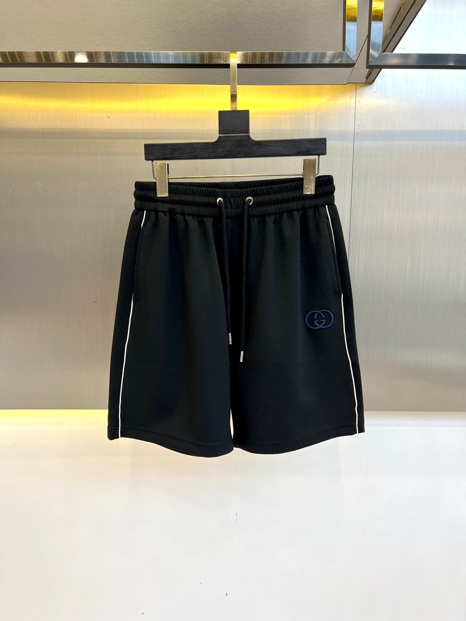 NO:508137,Gucci and SS summer new products are available for shorts!  The imported high-density knitted pure cotton material is smooth and simple, skin-friendly and refreshing. The softness and comfort of the fabric are impeccable and highly recognizable. There will be no mistakes in the upper body, and the matching performance is undoubtedly the waist design, elastic elastic waist circumference modification!  Each piece of high-end craftsmanship determines success or failure!  Very good quality and a fashionable item!  M-3XL (order information about height weight waist circumference), gucci, shorts, alexander wang19860909Gucci、ss夏季新品发售短裤！甄选客供进口高密针织纯棉材质,平整简约,亲肤透爽.面料的柔软性舒适性也都是无可挑剔的、辨识度高,上身绝对不会出错,搭配性能更是毫无疑问,腰身设计松紧弹力腰围修饰！高端工艺每件决定成败！ 品质质感非常不错一款时尚单品！M-3XL（下单情报身高体重腰围）,,gucci,shorts,alexander wang,Men's clothing