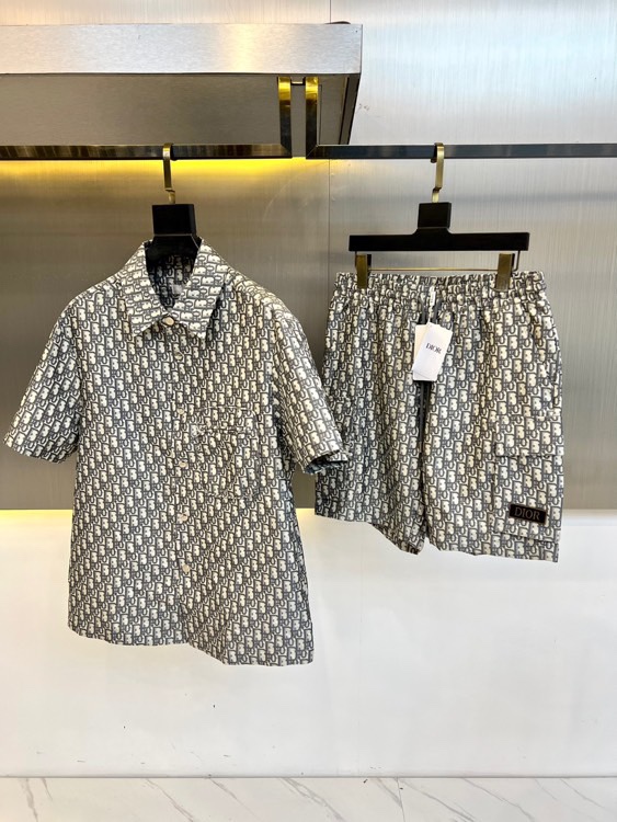 NO:508141,Dior, 25 new twill button-closing comfortable short-sleeved shirt + shorts suit. Decorated with the iconic blue DiorOblique pattern. The item is made of silk twill, and the hem is decorated with a contrasting 'CHRISTIAN DIOR' logo, and the front is decorated with buttons and two pockets. This light and exquisite short-sleeved style can be matched with matching shorts or pants to make the look more perfect. The hem is decorated with contrasting CHRISTIAN DIOR logo beaded details, and the front button is 48-56 (please report height and weight if you place an order), dior, dior, shorts, shirts, T-shirt, real silk, alexander wang19860909Dior迪奥、25新品斜纹布纽扣开合舒适短袖衬衫+短裤套装.饰有标志性的蓝色DiorOblique图案.单品采用真丝斜纹布制成,下摆饰有对比鲜明的“CHRISTIAN DIOR”标志,正面饰有纽扣和两个口袋.这种轻盈精致的短袖款式可以搭配配套的短裤或裤子,使造型更加完美.下摆饰以撞色CHRISTIAN DIOR标志串珠细节,正面纽扣开合 48-56（下单请报身高体重）,,dior,dior,shorts,shirts,T-shirt,real silk,alexander wang,Men's clothing