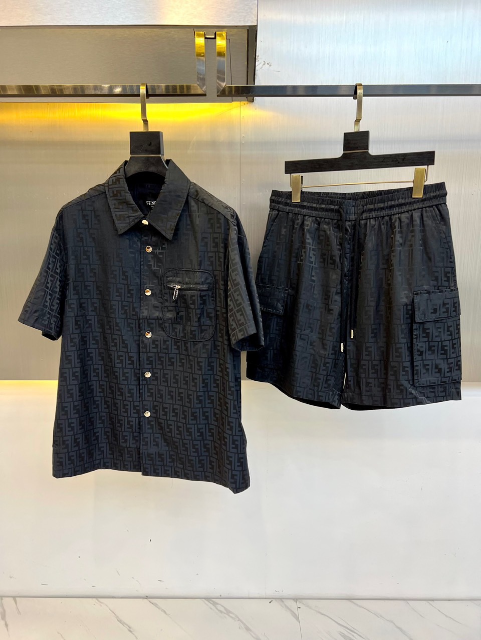 NO:508144,Fendi, 25 men's letter-full short-sleeved shirt + shorts suit. The latest presbyterian elements relief jacquard short-sleeved casual sports suit, young and fashionable reveals temperament and fashion concept, which is the summer short-sleeved shirt push, classic white + presbyterian letter pattern full-print design, classic presbyterian elements and classic back embellishment, the recognition is self-evident. Even if you wear it alone, you are very good at wearing it. Shirts and shorts are straight and loose cut styles, not picky at all. Both men and women can easily control it, and they have their own characteristics. Customized fabrics are very silky, delicate and breathable, and they are more comfortable to wear. The feel and texture of the upper body are excellent. They are very outstanding when worn casually, and the same style for men and women!  48-56 (please report height and weight by placing an order), fendi,fendi, shorts,shirts,T-shirt,alexander wang19860909Fendi芬迪、25男装字母满印短袖衬衫+短裤套装.最新老花元素浮雕提提花短袖休闲运动套装 ,年轻时髦中透露出气质,时尚的概念,当属夏季短袖衬衫力推,经典白+老花字母图案满印设计,经典老花元素以及后背经典反表点缀,辨识度不言而喻,时髦休闲范哪怕是单独搭配单穿,都是穿出去非常能打的款. 衬衫以及短裤都是直筒宽松的裁剪版型,一点也不挑身形,男女都能轻松驾驭,足够有自己的特色,客供定制的面料,丝滑感十足,细腻透气,穿着更加舒适,手感和上身的质感都很佳,随便穿穿就很出众的款,男女同款！48-56（下单请报身高体重）,,fendi,fendi,shorts,shirts,T-shirt,alexander wang,Men's clothing