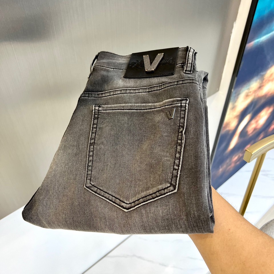 NO:508145,1v. Spring and summer new men's five-pocket jeans, the fabric contains leica leica fiber, which moves with you, is loyal to the original shape, incorporates elastic fiber, pure green and pollution-free cotton, it feels comfortable and slightly elastic, and the upper body has no sense of restraint. The overall solid color is simple, and there is only the same color embroidery logo on the back pocket, and the brand elements are very strong. Classic jeans five-pocket style The thickness of the fabric is moderate, comfortable and breathable, and the three-dimensional tailoring is a slim overall. It is easy to wear and versatile, and is compatible with various outfit types!  29-38 (no 37), jeans,alexander wang198609091v、春夏新款男士五口袋牛仔裤,面料含有莱卡莱卡纤维,随身而动,忠于原有衣形,融入弹力纤维,纯绿色无污染的棉花,手感舒适微微有弹力,上身没有束缚感,整体纯色简洁设计,只在后口袋处有同色系标志绣标,品牌元素极强.经典牛仔裤五口袋的款式 面料厚度是适中,舒适透气,立体剪裁整体略修身,基础好穿又百搭的一款牛仔裤装,兼容各种穿搭类型！29-38（无37）,,jeans,alexander wang,Men's clothing