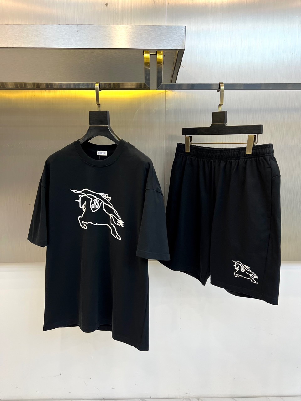 NO:509132,Burberry, pure cotton suit, customized fabric, pure cotton, upper body transcendent, the last batch of hot sets in spring and summer, size M-2XL (model 173-140 catties upper body L size), burberry, alexander wang19860909巴宝莉、纯棉套装、定制面料、纯棉、上身超然、春夏最后一批爆款套装、尺码M-2XL（模特173-140斤上身L码）,,burberry,alexander wang,Men's clothing