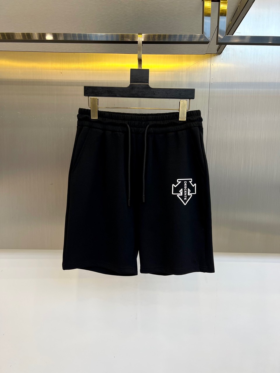 NO:509129,DiSant, 25s new summer casual shorts!  Drawstring embroidery logo design. Simple and high-end. Custom-made Egyptian cotton fabric with imported high-density cotton, light and breathable. Full of comfort. The original hardware is full of texture and strong sense of high-end!  The overall vision is simple but not monotonous. It is full of high-end feeling!  The three-dimensional cutting craftsmanship is not picky!  48-56 (please report waist size by ordering), shorts, alexander wang19860909迪桑特、25s新款夏季休闲短裤！抽绳刺绣logo设计.简单高级.进口高密棉订制埃及棉面料,手感轻薄透气.舒适感满满.原厂五金质感满满.高级感强！整体视觉简单而不单调.满满高级感！立体裁剪工艺版型不挑人！48-56（下单请报腰围尺寸）,,shorts,alexander wang,Men's clothing