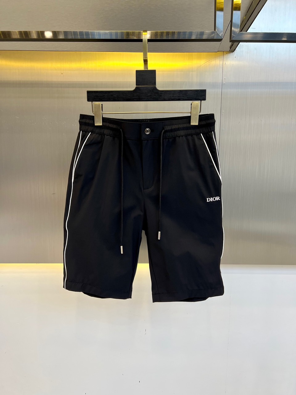 NO:509131,Dior, 25s spring and summer new casual shorts!  Fashionable sports shorts that are a must-have in spring and summer are suitable for all occasions. They appear very frequently. Don’t miss them if you like them!  This selected high-quality fabric, smooth and clear texture on the cloth, has good moisture absorption and breathability, is soft and elastic, and is extra flexible, elastic, long-lasting and durable!  The classic logo on the front side of the trouser looks more eye-catching, high-end and recognizable!  While improving visual fashion, it makes the overall contour feel stronger, and its personality reduces age and is not restricted by age!  High elastic drawstring elastic waist + simple and versatile upper body, and you can match it with a short T-piece, which is very handsome!  48-56 (please report height and weight by placing an order),,dior,shorts,alexander wang19860909Dior、 25s春夏新款休闲短裤！春夏季必入的时尚运动短裤,适用于各种场合,出镜率非常高,喜欢的不要错过哦！此款精选高品质面料、布面纹理平整清晰,具有良好的吸湿透气性,柔软有弹力,,格外柔韧有弹性持久耐用！裤身前侧经典Logo,显得更加醒目高级且富有辨识度！提升视觉时髦度的同时,使得整体轮廓感更强,个性减龄、不受年龄阶段的限制！高弹力抽绳松紧裤腰+上身简约百搭、任意搭配一件短T就很是帅气！48-56（下单请报身高体重）,,dior,shorts,alexander wang,Men's clothing