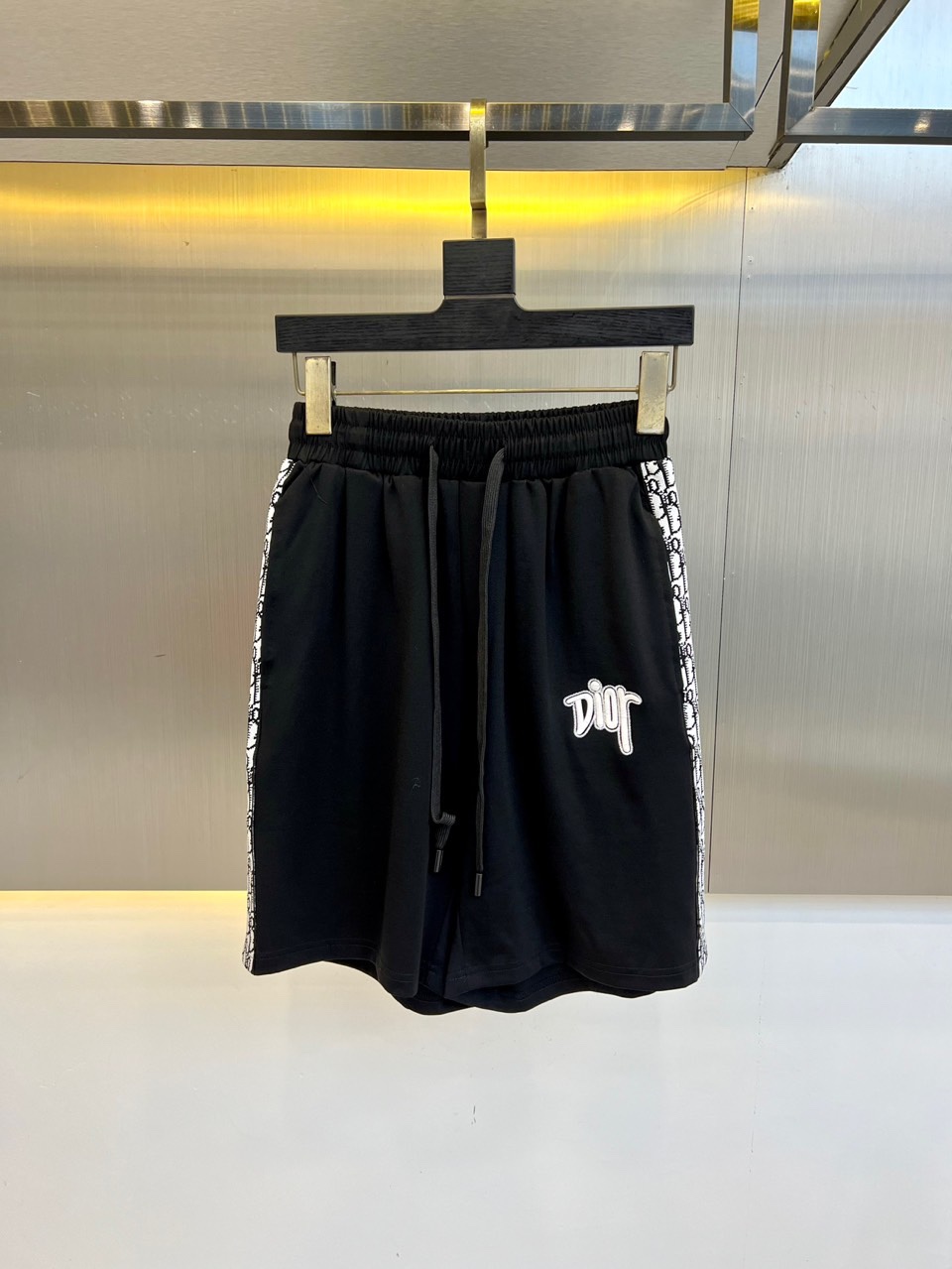 NO:509134,Dio, 25s new summer casual shorts!  Drawstring embroidery logo design. Simple and high-end. Custom-made Egyptian cotton fabric with imported high-density cotton, light and breathable. Full of comfort. The original hardware is full of texture and strong sense of high-end!  The overall vision is simple but not monotonous. It is full of high-end feeling!  The three-dimensional cutting craftsmanship is not picky!  M-4XL (please report waist size by order), dior, dior, shorts, alexander wang19860909Dio迪奥、25s新款夏季休闲短裤！抽绳刺绣logo设计.简单高级.进口高密棉订制埃及棉面料,手感轻薄透气.舒适感满满.原厂五金质感满满.高级感强！整体视觉简单而不单调.满满高级感！立体裁剪工艺版型不挑人！M-4XL（下单请报腰围尺寸）,,dior,dior,shorts,alexander wang,Men's clothing