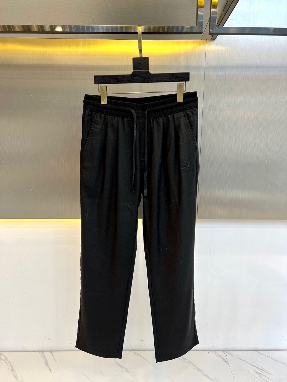 NO:509140,Loro Piana, 25SS spring and summer new Tiansi cotton blend drawstring casual pants, selected customized 18 Tiansi 82 ​​cotton blend material, woven in golden proportions, making the fabric both soft and shiny silk and unique dryness and wide!  The touch is as gentle as the spring breeze blows on your face, as if every inch of your skin is enjoying the gentle caress!  In addition to comfort, it should not be underestimated in terms of fashion. The classic badge embroidery design in the front and the metal nameplate decoration in the back pocket show the brand identity in the details and strongly reflect the overall luxury and high-end feeling!  48-56 (model 173, 143 catties upper body 50 sizes), loro piana, gold, alexander wang19860909Loro Piana、25SS春夏新款天丝棉混纺抽绳休闲裤,精选客供定制18天丝82棉混纺材质,以黄金比例织造而成,使得面料既有丝的柔美光泽,又具有天丝特有的干爽挺阔！触感轻柔得如同春风拂面,仿佛每一寸肌肤都在享受着温柔的抚摸！而除了舒适之外,在时尚方面也同样不容小觑,前幅的经典徽章刺绣设计,搭配后兜的金属铭牌装饰,于细节之处即彰显了品牌身份又强烈体现出整体的奢华与高级感！48-56（模特173,143斤上身50码）,,loro piana,gold,alexander wang,Men's clothing