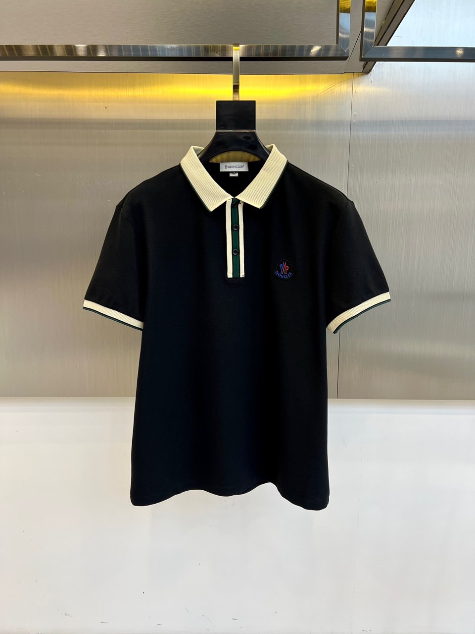 NO:509146,The cover, the classic iconic logo, the classic fashionable lapel, the short-sleeved Polo shirt, the trading company's channel orders, simple and elegant, fashionable and versatile, and the quality is even more unstriking!  Use imported custom-woven pure cotton bead mesh fabric, which is soft, straight, stylish, breathable and comfortable. The upper body has a good drooping feeling and is not easy to deform! It is even less likely to fade! A clean and refreshing basic POLO shirt style, a small and crisp pointed collar, stylish and fashionable, perfectly combining casual and business!  Fashionable and versatile!  M-3XL (model 173, 143 catties upper body L size), Moncler, T-shirt, alexander wang19860909蒙口、s经典标志性Logo、 经典时尚翻领 Polo衫短袖 ,贸易公司渠道订单,简约大气,时尚百搭,品相更是无法挑剔！选用客供进口定织纯棉珠地网眼面料,柔软挺阔有型、透气舒适.上身垂感好,不易变形!更不易褪色!干净清爽的基础 POLO衫版型,小巧而挺括的尖领有型又时尚,休闲与商务完美结合！时尚百搭！M-3XL（模特173,143斤上身L码）,,Moncler,T-shirt,alexander wang,Men's clothing