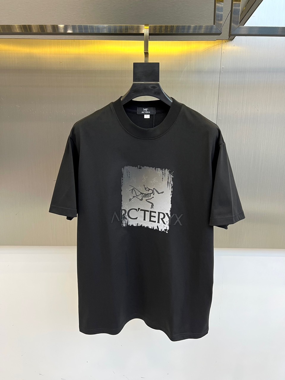 NO:509151,Archaeopteryx and new men's short-sleeved T-shirts are made of 32 pieces of imported/close cotton double yarn 255g heavy fine sulfur cotton. The fabric is smooth and delicate and has a texture. The comfort and breathability of the body are very superior. It is comfortable and has no sense of stuffiness, allowing you to experience the ultimate and enjoyable wearing experience!  The details are extremely perfect, impeccable, the upper body effect is excellent, very eye-catching, and the return rate is unquestionable. The excellent item in the closet that improves vision is very handsome whether it is worn inside or alone!  48-58 (model 173-140 catties upper body 50), arc'teryx, T-shirt,tees, t-shirt,alexander wang19860909始祖鸟、新款男短袖T恤,选用客供进口32支/紧密棉双纱255g重精硫棉材质,面料织纹平顺细腻且富有质感,着身的舒爽和透气吸湿性都非常的优越,贴肤舒适无闷热感,让你体验到极致享受的穿着体验！细节极致完美,无可挑剔,上身效果非常出色,非常招眼吸睛,回头率毋庸置疑,衣橱里改良视觉的绝佳单品,无论内搭还是单穿都爆帅十足！48-58（模特173-140斤上身50）,arc'teryx,T-shirt,tees，t-shirt,alexander wang,Men's clothing