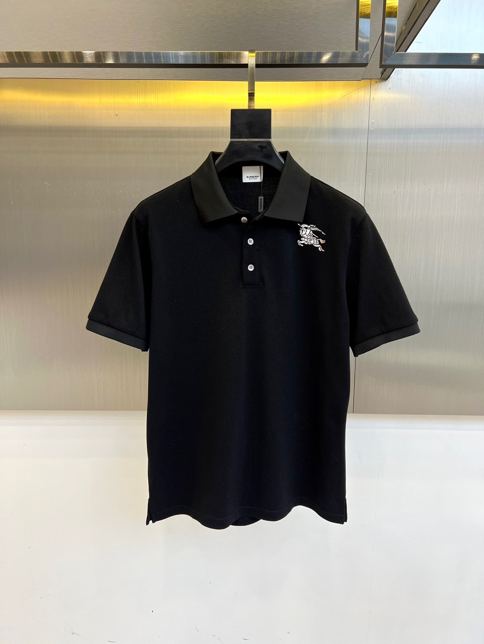 NO:509133,Burberry and S classic iconic logo embellishment elements, classic fashion lapels, short-sleeved Polo shirts, trading company channel orders, simple and elegant, fashionable and versatile, and the quality is even more unstriking!  Use imported custom-woven pure cotton bead mesh fabric, which is soft, straight, stylish, breathable and comfortable. The upper body has a good drooping feeling and is not easy to deform! It is even less likely to fade! A clean and refreshing basic POLO shirt style, a small and crisp pointed collar, stylish and fashionable, perfectly combining casual and business!  Fashionable and versatile!  48-56 (model 173, 143 catties upper body 50 sizes), burberry, T-shirt, alexander wang19860909巴宝莉、s经典标志性Logo点缀元素 经典时尚翻领 Polo衫短袖 ,贸易公司渠道订单,简约大气,时尚百搭,品相更是无法挑剔！选用客供进口定织纯棉珠地网眼面料,柔软挺阔有型、透气舒适.上身垂感好,不易变形!更不易褪色!干净清爽的基础 POLO衫版型,小巧而挺括的尖领有型又时尚,休闲与商务完美结合！时尚百搭！48-56（模特173,143斤上身50码）,,burberry,T-shirt,alexander wang,Men's clothing