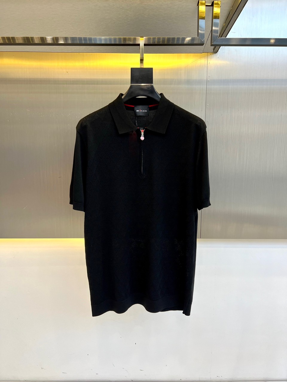 NO:509136,Kiton | Island Cotton Half Zipper Lapel T-shirt. The body is crochet pattern, and the classic POLO collar design. The clothes feel soft and skin-friendly. They are visually exquisite, textured, noble, very simple and very quality. They can be used as an inner layer in early spring, and can be worn alone in summer, which can be matched in various forms. The collision of colors and art, and the unique neutral tones instantly illuminate your overall shape. The lapel design that combines classic and fashion, matched with eye-catching semi-zippers to show unique taste and fashion attitude, simple without losing style. Just be business and casual, versatile and not picky!  48-56 (model 173, 143 catties upper body 50 sizes), alexander wang19860909kiton |海岛棉半拉链翻领T 恤.衣身上是钩花图案,经典POLO领设计,衣服触感柔软亲肤,视觉上很精致、有质感、高贵,非常简单也很显品质.早春可作为内搭,夏季可单独穿着,可以搭配出多种形式.色彩与艺术的碰撞,独特的中性色调,瞬间点亮你的整体造型,经典与时尚融合的翻领设计,搭配醒目半拉链,彰显独特品味与时尚态度,简约而不失格调.商务休闲俩即可,百搭不挑！48-56（模特173,143斤上身50码）,,alexander wang,Men's clothing