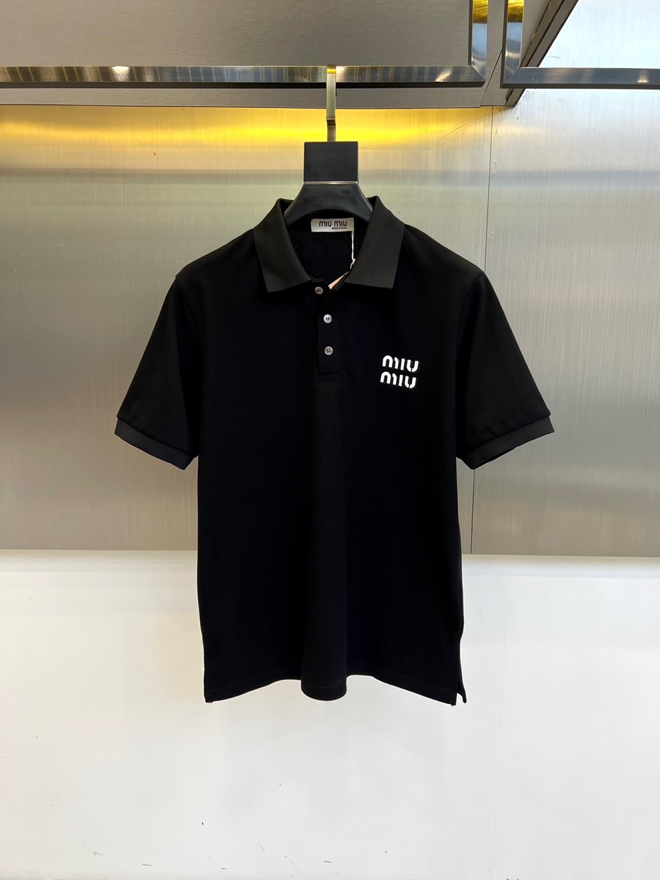 NO:509139,Miumiu and s classic iconic logo embellishment elements, classic fashion lapel, Polo shirt short sleeves, trading company channel orders, simple and elegant, fashionable and versatile, and the quality is even more unstriking!  Use imported custom-woven pure cotton bead mesh fabric, which is soft, straight, stylish, breathable and comfortable. The upper body has a good drooping feeling and is not easy to deform! It is even less likely to fade! A clean and refreshing basic POLO shirt style, a small and crisp pointed collar, stylish and fashionable, perfectly combining casual and business!  Fashionable and versatile!  48-56 (model 173, 143 catties upper body 50 sizes), miumiu, T-shirt, alexander wang19860909miumiu、s经典标志性Logo点缀元素 经典时尚翻领 Polo衫短袖 ,贸易公司渠道订单,简约大气,时尚百搭,品相更是无法挑剔！选用客供进口定织纯棉珠地网眼面料,柔软挺阔有型、透气舒适.上身垂感好,不易变形!更不易褪色!干净清爽的基础 POLO衫版型,小巧而挺括的尖领有型又时尚,休闲与商务完美结合！时尚百搭！48-56（模特173,143斤上身50码）,,miumiu,T-shirt,alexander wang,Men's clothing