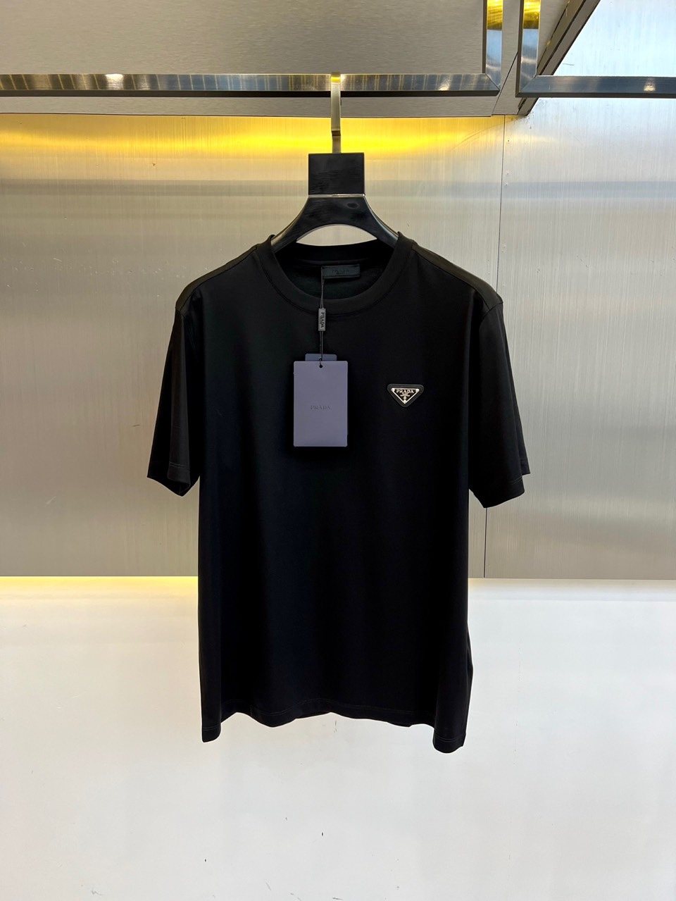 NO:509142,Prada and island cotton short-sleeved round neck T-shirts. Classic logo, the clothes feel soft and skin-friendly, visually exquisite, textured, noble, very simple and quality. They can be used as an inner layer in early spring, and can be worn alone in summer, and can be matched in various forms. The collision of colors and art, unique neutral tones, instantly illuminate your overall shape, a lapel design that combines classic and fashion, paired with eye-catching semi-zippers, demonstrates a unique taste and fashionable attitude, simple without losing style. Just be business and casual, versatile and not picky!  48-56 (model 173, 143 catties upper body 50 sizes), prada, T-shirt, tees, t-shirt, alexander wang19860909普拉达、海岛棉短袖圆领T恤.经典标识,衣服触感柔软亲肤,视觉上很精致、有质感、高贵,非常简单也很显品质.早春可作为内搭,夏季可单独穿着,可以搭配出多种形式.色彩与艺术的碰撞,独特的中性色调,瞬间点亮你的整体造型,经典与时尚融合的翻领设计,搭配醒目半拉链,彰显独特品味与时尚态度,简约而不失格调.商务休闲俩即可,百搭不挑！48-56（模特173,143斤上身50码）,,prada,T-shirt,tees，t-shirt,alexander wang,Men's clothing