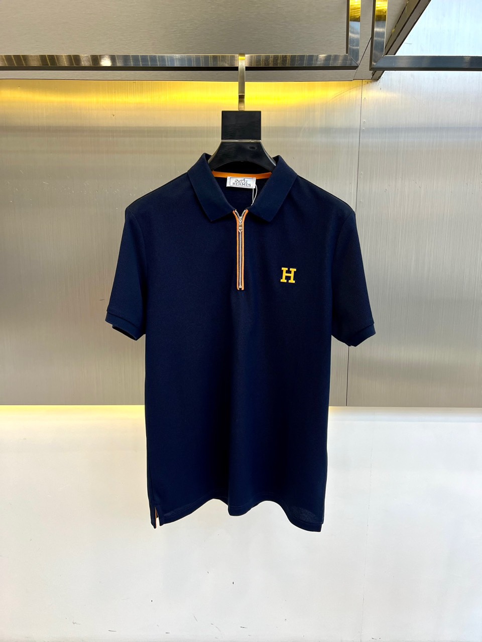 NO:509145,H Hermes and 25s new products are on sale, men's lapel semi-zipper short-sleeved T-shirt POLO shirt, imported resident mercerized cotton short-sleeved T-shirt, Wen Ru soft, delicate and soft, the upper body is naturally comfortable, cool, the color is very clear, and does not fade, which highlights the overall styling and body-slimming feeling. 48-56 (model 173, 143 catties upper body 50 sizes), hermes, T-shirt,tees, t-shirt,alexander wang19860909H爱马仕、25s新品发售,男士翻领半拉链短袖T恤POLO衫,进口驻地丝光棉短袖T恤,温儒柔软 细腻柔软 上身自然是舒适 凉爽,颜色十分清晰,不掉色,非常的凸显整体的造型感以及修身上身感.48-56（模特173,143斤上身50码）,,hermes,T-shirt,tees，t-shirt,alexander wang,Men's clothing