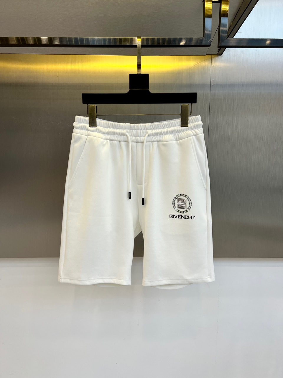 NO:509782,Givenchy, 25s new summer casual shorts!  Drawstring embroidery logo design. Simple and high-end. Custom-made Egyptian cotton fabric with imported high-density cotton, light and breathable. Full of comfort. The original hardware is full of texture and strong sense of high-end!  The overall vision is simple but not monotonous. It is full of high-end feeling!  The three-dimensional cutting craftsmanship is not picky!  48-56 (please report waist size by placing an order), given, shorts, alexander wang19860909纪梵希、25s新款夏季休闲短裤！抽绳刺绣logo设计.简单高级.进口高密棉订制埃及棉面料,手感轻薄透气.舒适感满满.原厂五金质感满满.高级感强！整体视觉简单而不单调.满满高级感！立体裁剪工艺版型不挑人！48-56（下单请报腰围尺寸）,,givenchy,shorts,alexander wang,Men's clothing