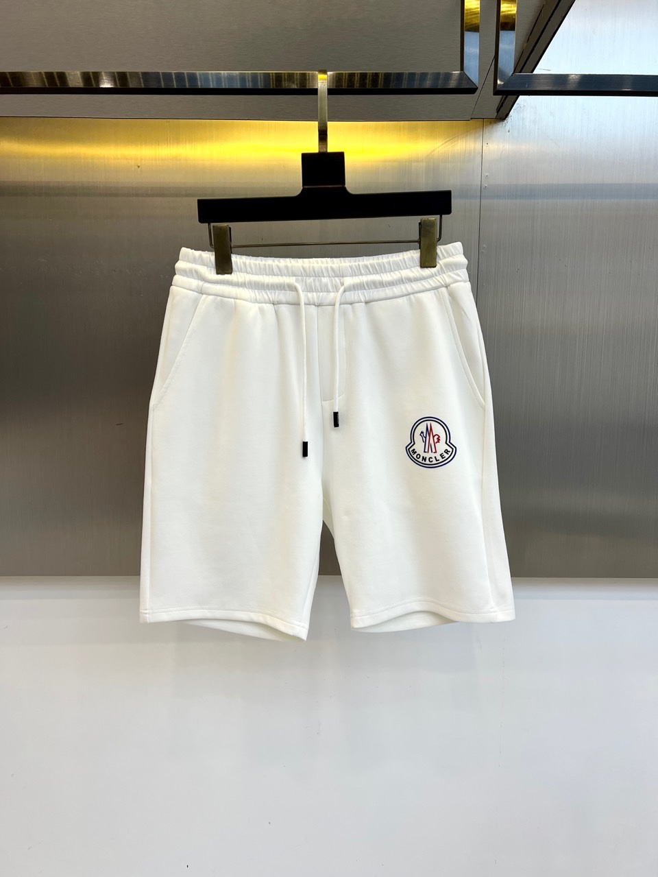 NO:509784,Covered mouth, 25s new summer casual shorts!  Drawstring embroidery logo design. Simple and high-end. Custom-made Egyptian cotton fabric with imported high-density cotton, light and breathable. Full of comfort. The original hardware is full of texture and strong sense of high-end!  The overall vision is simple but not monotonous. It is full of high-end feeling!  The three-dimensional cutting craftsmanship is not picky!  48-56 (please report waist size by ordering), Moncler, shorts, alexander wang19860909蒙口、25s新款夏季休闲短裤！抽绳刺绣logo设计.简单高级.进口高密棉订制埃及棉面料,手感轻薄透气.舒适感满满.原厂五金质感满满.高级感强！整体视觉简单而不单调.满满高级感！立体裁剪工艺版型不挑人！48-56（下单请报腰围尺寸）,,Moncler,shorts,alexander wang,Men's clothing