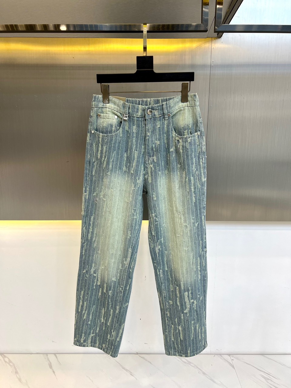 NO:509788,Dior, 2025FW spring and summer classic new style fashionable stretch wide-leg jeans, a pair of pants with a very beautiful aesthetic tone, dominated by fabric and quality, continuing the essence of normal design, label elements are perfectly embedded, and the brand letters at the back pocket are quite design-like. It is selected for imported 98 cotton 2 spandex blended denim jeans. The surface of the fabric is clear and three-dimensional twill texture, which is quite high-end and specification. It is customized matte silver hardware buttons, with the classic metal nameplate logo on the back pocket and the rear pocket logo decoration. The texture of its hardware accessories is also unscrupulous, and you can easily get the high-end style of the big brand, and the sense of details is quite in place!  Easily create a handsome street dress template, an indispensable matching tool in men's wardrobe!  S-3XL (please report height, weight, waist circumference to place an order), dior, jeans, alexander wang19860909Dior、2025FW春夏经典新款时尚弹力宽腿牛仔裤,极具P家美学基调的一款裤子,以面料和品质为主导,延续了常态化的设计精髓,标签化元素完美嵌入,后袋处的品牌字母颇具设计感,甄选客供进口98棉2氨纶混纺丹宁牛仔面料打造而成,面料表面清晰立体的斜纹肌理,相当的高级有规格感,客供定制哑光亮银色五金纽扣,与后幅口袋上经典金属铭牌标识,后兜Logo装饰,其五金辅料的质感同样无法挑剔,轻松就能Get到大牌的高奢格调,细节感相当到位！轻松打造街头帅气着装范本,男士衣橱里不可缺少的搭配神器！S-3XL（下单请报身高体重腰围）,,dior,jeans,alexander wang,Men's clothing
