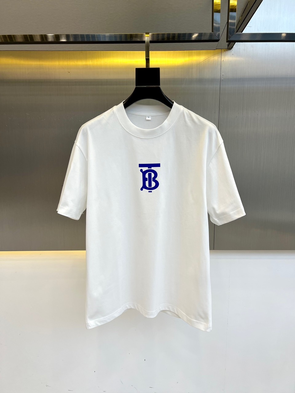 NO:509789,Burberry, 2025 spring and summer men's new round neck short-sleeved T-shirt. Imported fixed-woven fabric is pure cotton, the fabric feels silky and soft, breathable and skin-friendly, and it is extremely comfortable to wear, and the overall texture is quite high!  The iconic logo on the body and chest is complete with three standards and carefully crafted. It is simple, fashionable and classic, and it is eye-catching, with great recognition and class!  The regular casual style cutting design makes it easy to make you look slim and taller!  M-4XL (model 173, 143 catties upper body L size), burberry, T-shirt, tees, t-shirt, alexander wang19860909巴宝莉、2025春夏男士新款圆领短袖T恤.进口定织面料纯棉、面料手感丝滑柔软,透气亲肤性极佳,着身无比的舒适,整体质感相当之高！衣身胸前标志性Logo,三标齐全、重工艺精心打造,简约时尚经典让人眼前一亮,极具辨识度与档次感！常规的休闲版型裁剪设计,轻松凹出显瘦显高身型！M-4XL（模特173,143斤上身L码）,,burberry,T-shirt,tees，t-shirt,alexander wang,Men's clothing