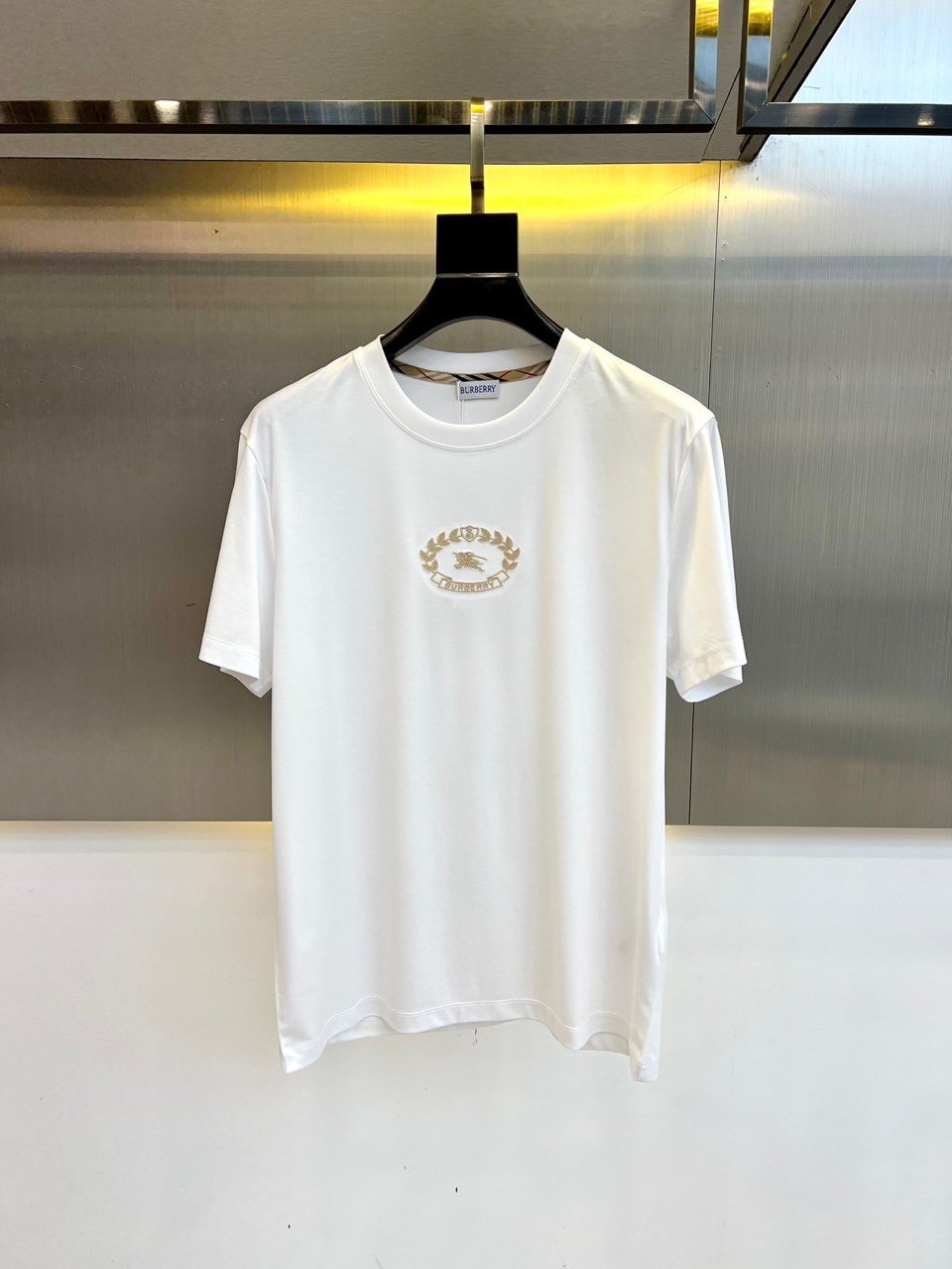 NO:509790,Burberry and island cotton short-sleeved round neck T-shirt. Classic logo, the clothes feel soft and skin-friendly, visually exquisite, textured, noble, very simple and quality. It can be used as an inner layer in early spring, and can be worn alone in summer, and can be matched in various forms. The collision of colors and art, unique neutral tones, instantly illuminate your overall shape, a lapel design that combines classic and fashion, paired with eye-catching semi-zippers, demonstrates a unique taste and fashionable attitude, simple without losing style. Just be business and casual, versatile and not picky!  48-56 (model 173, 143 catties upper body 50 sizes), burberry, T-shirt, tees, t-shirt, alexander wang19860909巴宝莉、海岛棉短袖圆领T恤.经典标识,衣服触感柔软亲肤,视觉上很精致、有质感、高贵,非常简单也很显品质.早春可作为内搭,夏季可单独穿着,可以搭配出多种形式.色彩与艺术的碰撞,独特的中性色调,瞬间点亮你的整体造型,经典与时尚融合的翻领设计,搭配醒目半拉链,彰显独特品味与时尚态度,简约而不失格调.商务休闲俩即可,百搭不挑！48-56（模特173,143斤上身50码）,,burberry,T-shirt,tees，t-shirt,alexander wang,Men's clothing