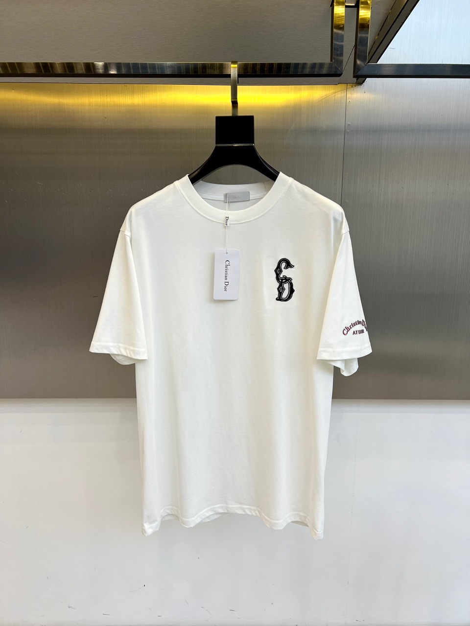 NO:509791,Dior and 2025 new men's short-sleeved T-shirts are made of imported customized fabrics. The fabric is smooth and delicate and has a texture. The comfort and breathability of the body are very superior. It is comfortable and has no sense of stuffiness, allowing you to experience the ultimate and enjoyable wearing experience!  The details are extremely perfect, impeccable, the upper body effect is excellent, very eye-catching, and the return rate is unquestionable. The excellent item in the closet that improves vision is very handsome whether it is worn inside or alone!  S-2XL (model 173-140 catties upper body M size), dior, T-shirt, tees, t-shirt, alexander wang19860909Dior、2025新款男短袖T恤,选用客供进口定制面料,面料织纹平顺细腻且富有质感,着身的舒爽和透气吸湿性都非常的优越,贴肤舒适无闷热感,让你体验到极致享受的穿着体验！细节极致完美,无可挑剔,上身效果非常出色,非常招眼吸睛,回头率毋庸置疑,衣橱里改良视觉的绝佳单品,无论内搭还是单穿都爆帅十足！S-2XL（模特173-140斤上身M码）,,dior,T-shirt,tees，t-shirt,alexander wang,Men's clothing