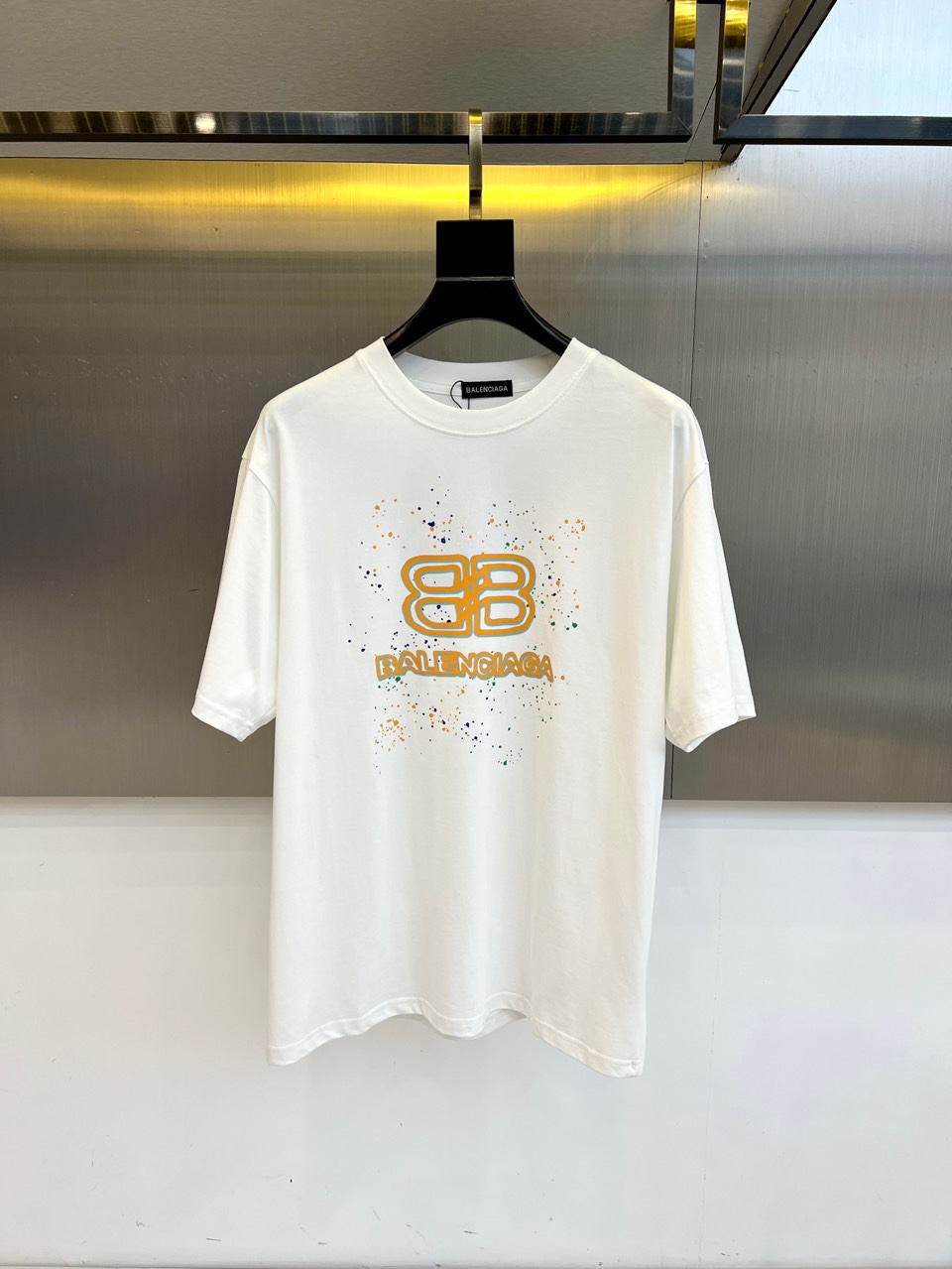 NO:509792,Balenciaga and 2025 new men's short-sleeved T-shirts are made of imported customized fabrics. The fabric is smooth and delicate and has a texture. The comfort and breathability of the body are very superior. It is comfortable and has no sense of stuffiness, allowing you to experience the ultimate and enjoyable wearing experience!  The details are extremely perfect, impeccable, the upper body effect is excellent, very eye-catching, and the return rate is unquestionable. The excellent item in the closet that improves vision is very handsome whether it is fitted inside or wearing it alone!  S-2XL (model 173-140 catties upper body M size), balenciaga, T-shirt, tees, t-shirt, alexander wang19860909巴黎世家、2025新款男短袖T恤,选用客供进口定制面料,面料织纹平顺细腻且富有质感,着身的舒爽和透气吸湿性都非常的优越,贴肤舒适无闷热感,让你体验到极致享受的穿着体验！细节极致完美,无可挑剔,上身效果非常出色,非常招眼吸睛,回头率毋庸置疑,衣橱里改良视觉的绝佳单品,无论内搭还是单穿ni都爆帅十足！S-2XL（模特173-140斤上身M码）,,balenciaga,T-shirt,tees，t-shirt,alexander wang,Men's clothing